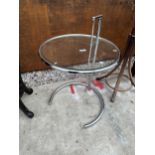 A 1970s TUBULAR CHROME CIRCULAR OCCASIONAL TABLE WITH ADJUSTABLE TOP IN THE STYLE OF EILENN GREY