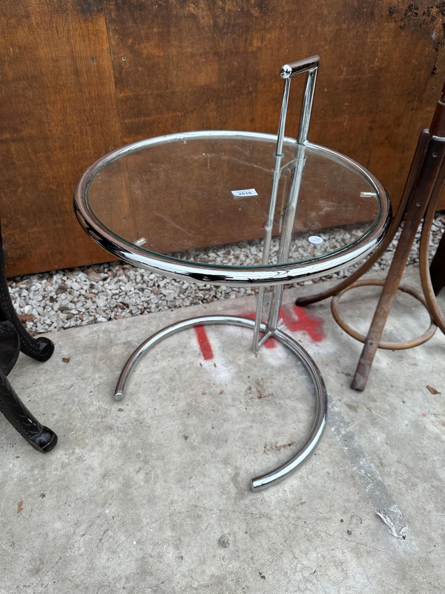 A 1970s TUBULAR CHROME CIRCULAR OCCASIONAL TABLE WITH ADJUSTABLE TOP IN THE STYLE OF EILENN GREY