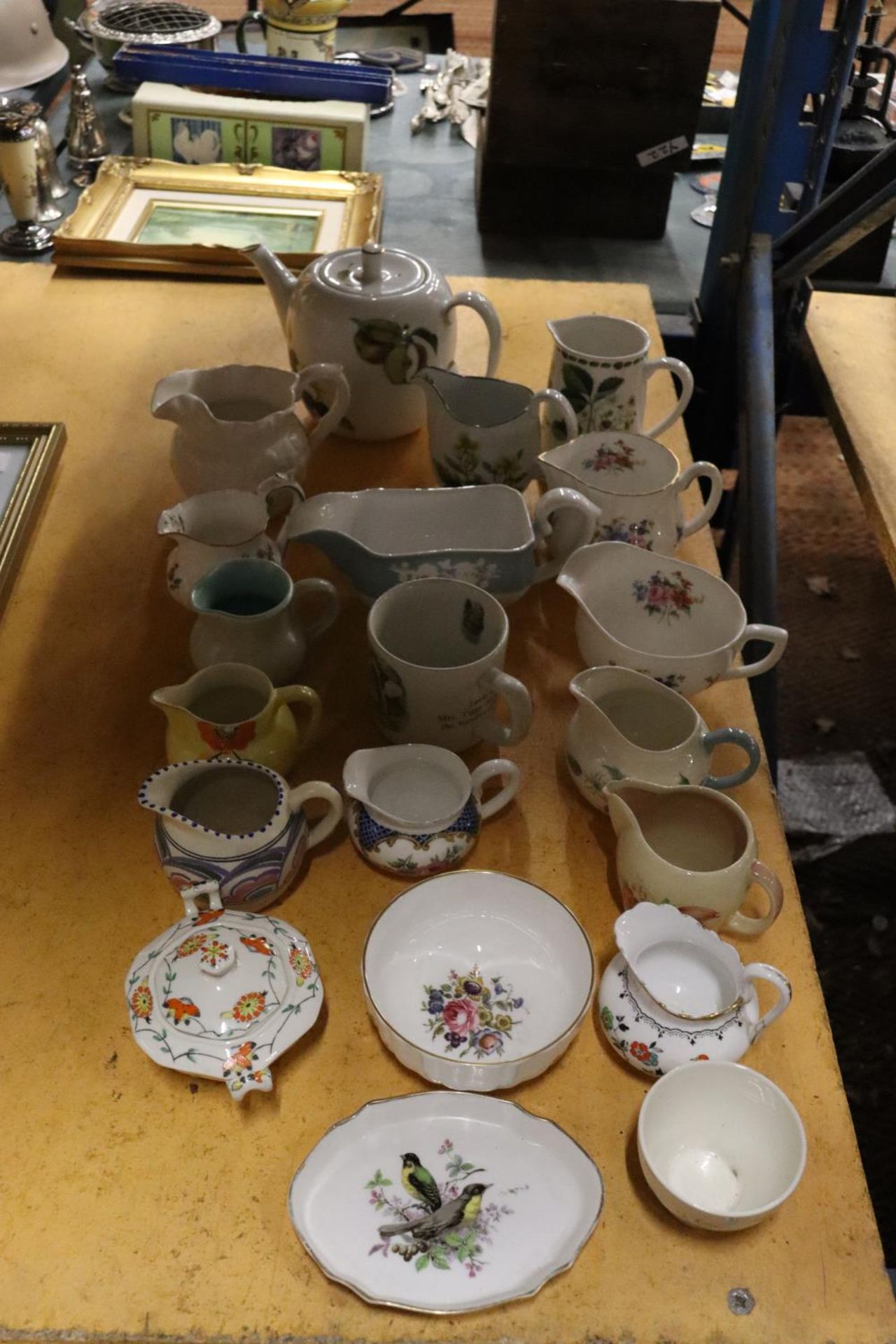 A LARGE COLLECTION OF CHINA AND CERAMIC JUGS TO INCLUDE ROYAL WORCESTER, SUSIE COOPER, AYNSLEY, - Image 2 of 6