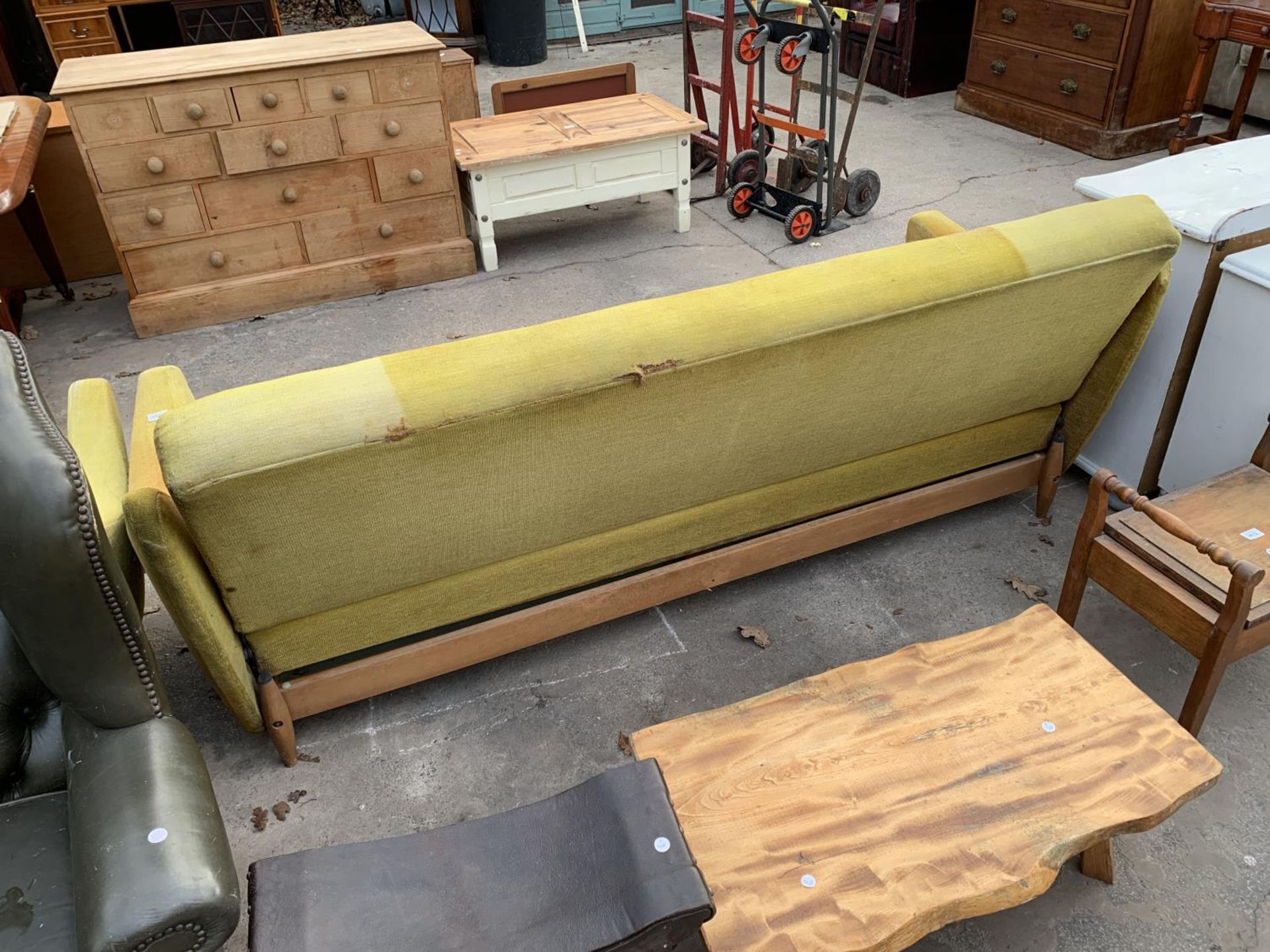 A RETRO DANISH BED SETTEE WITH SWEPT ARMS ON TAPERING LEGS WITH BUTTON BACK - Image 3 of 4