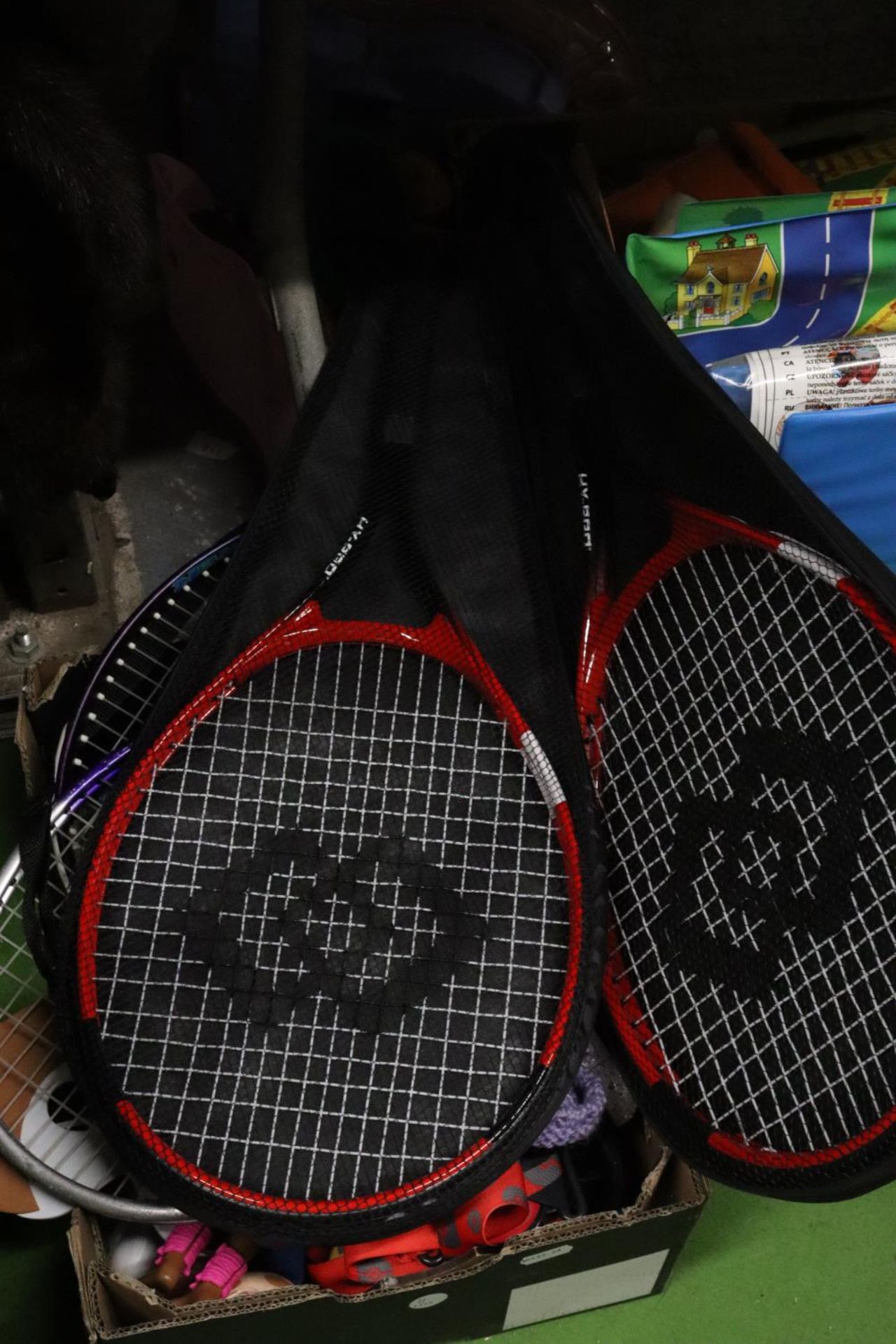 A LARGE QUANTITY OF TOYS AND SPORTING EQUIPMENT TO INCLUDE TENNIS RACKETS, BOOMERANG, PLAYMATS, SOFT - Image 2 of 4