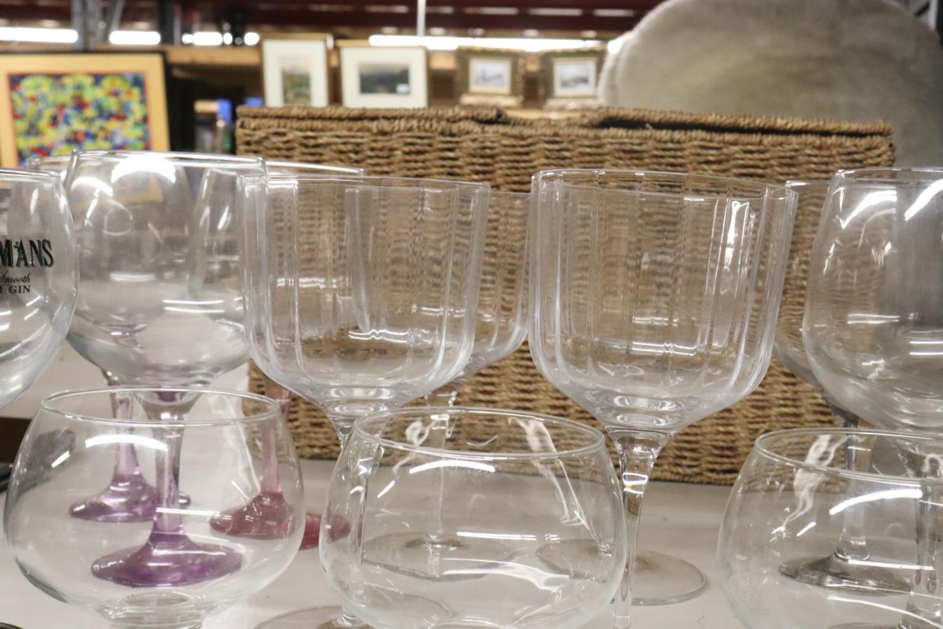 A QUANTITY OF GIN GLASSES AND BOWLS IN A BASKET - Image 4 of 6