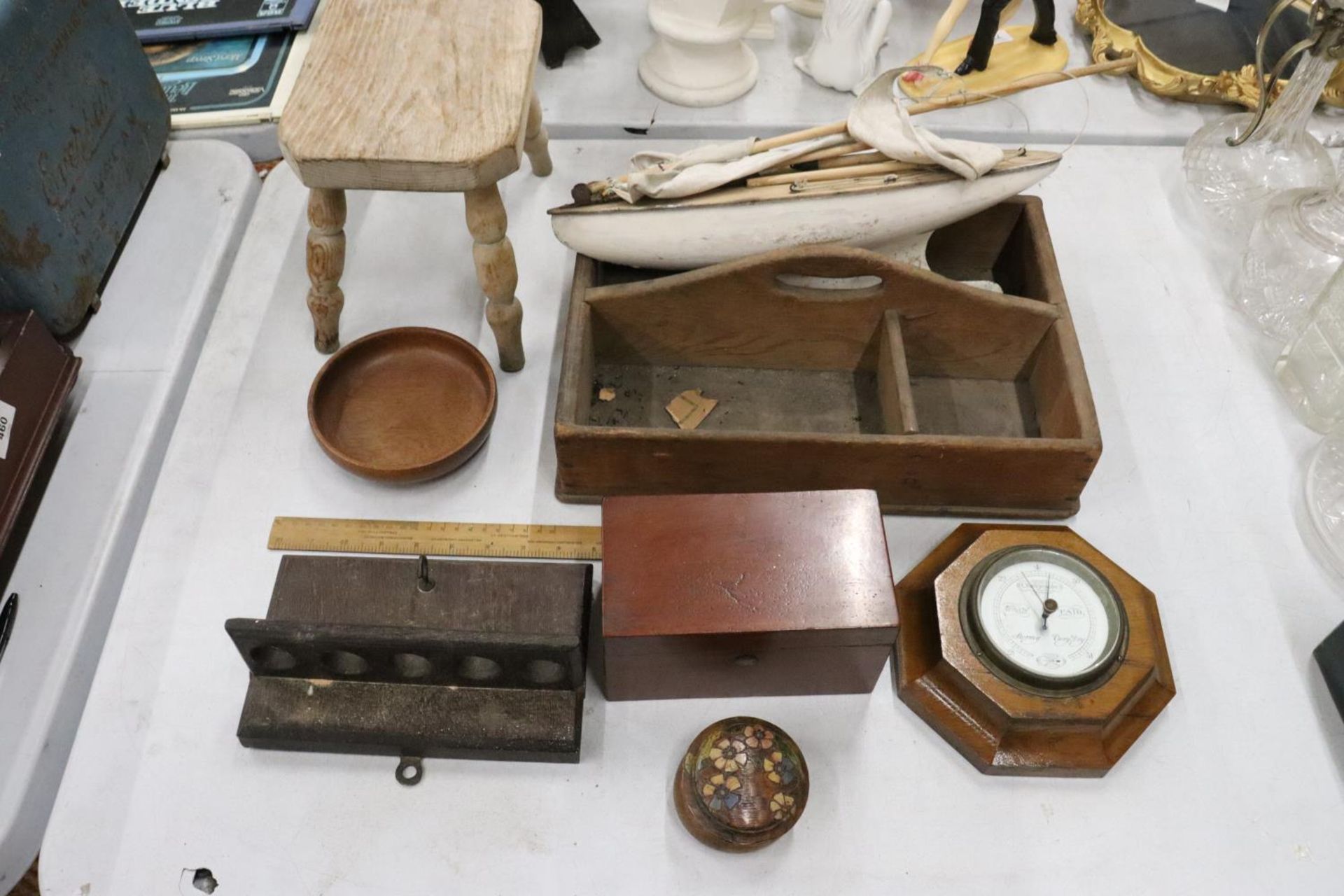 VARIOUS TREEN ITEMS TO INCLUDE A TEA CADDY, PIPE RACK, BOAT, BOWL, STOOL, TRUG ETC