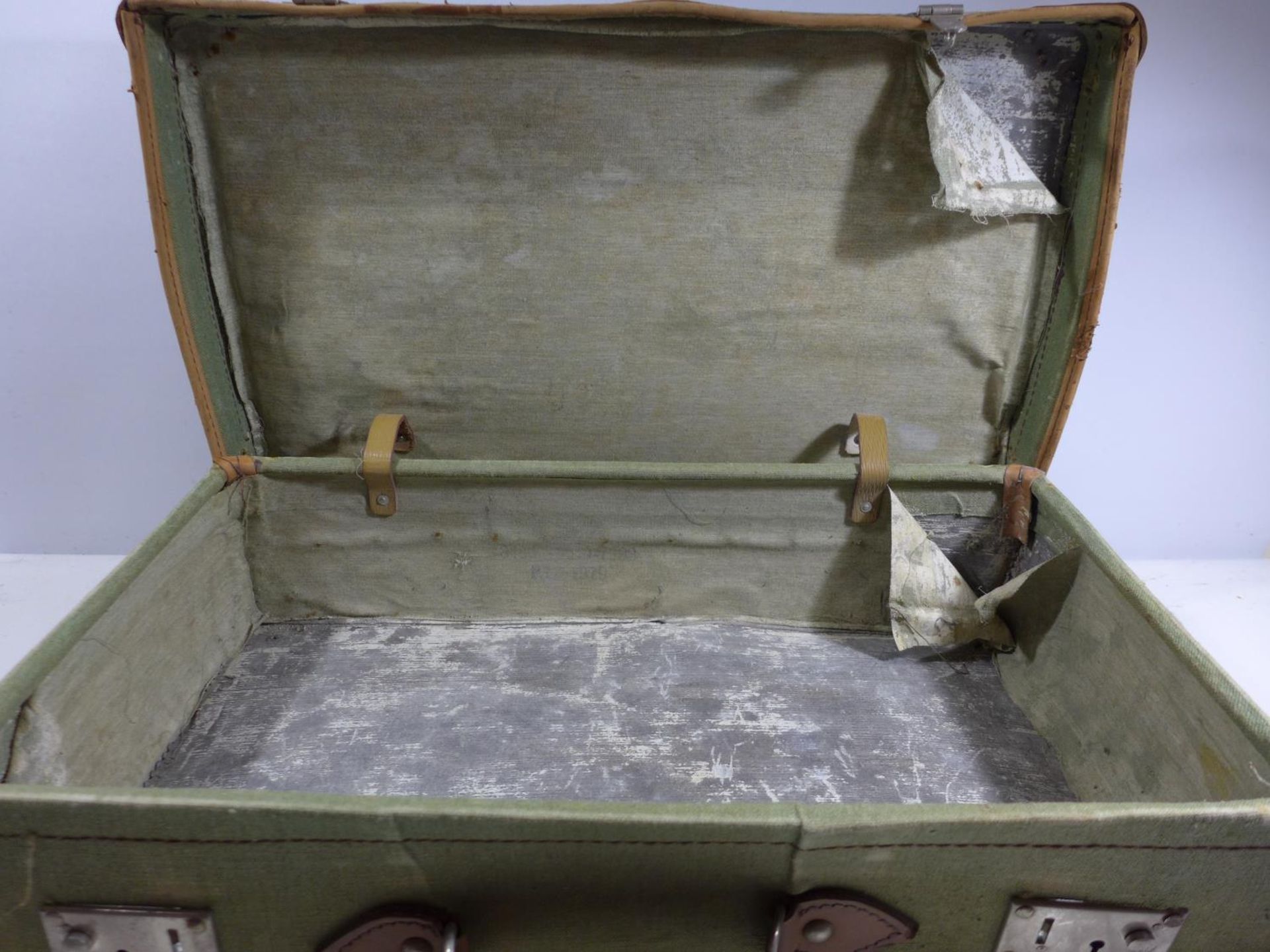 A WORLD WAR II BRITISH DEMOBILISATION ISSUE SUITCASE, WIDTH 66CM - Image 2 of 3