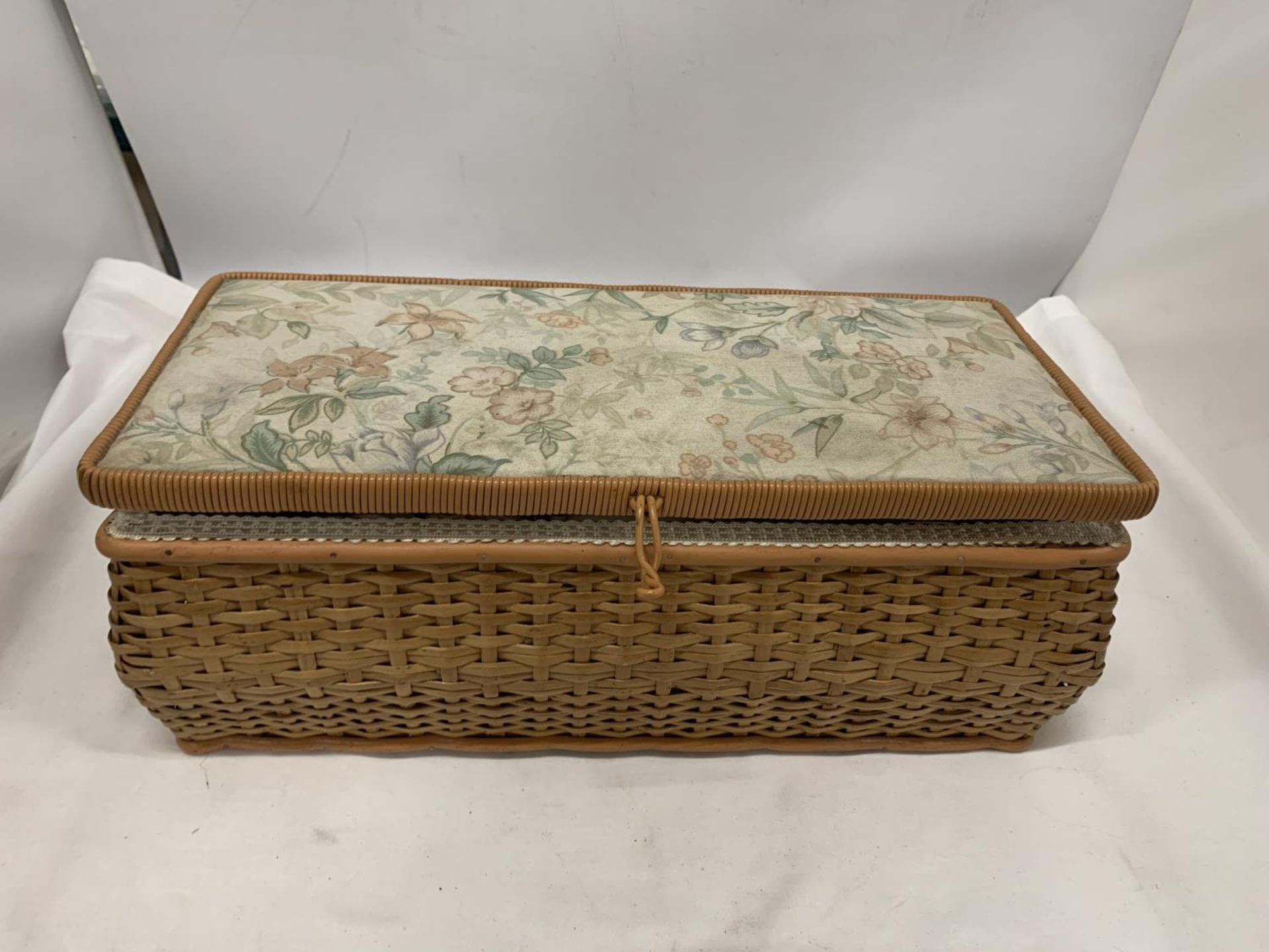 A VINTAGE SEWING BASKET WITH CONTENTS