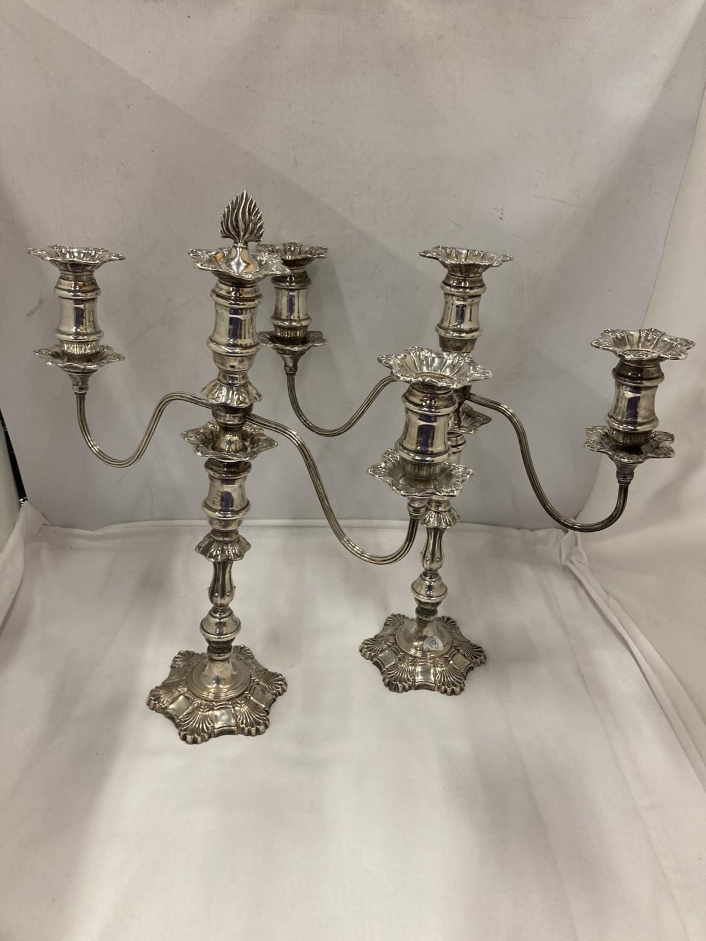 A PAIR OF HALLMARKED BIRMINGHAM SILVER CANDLESTICKS, MAKER HOCKLEY, GROSS WEIGHT 2914 GRAMS (