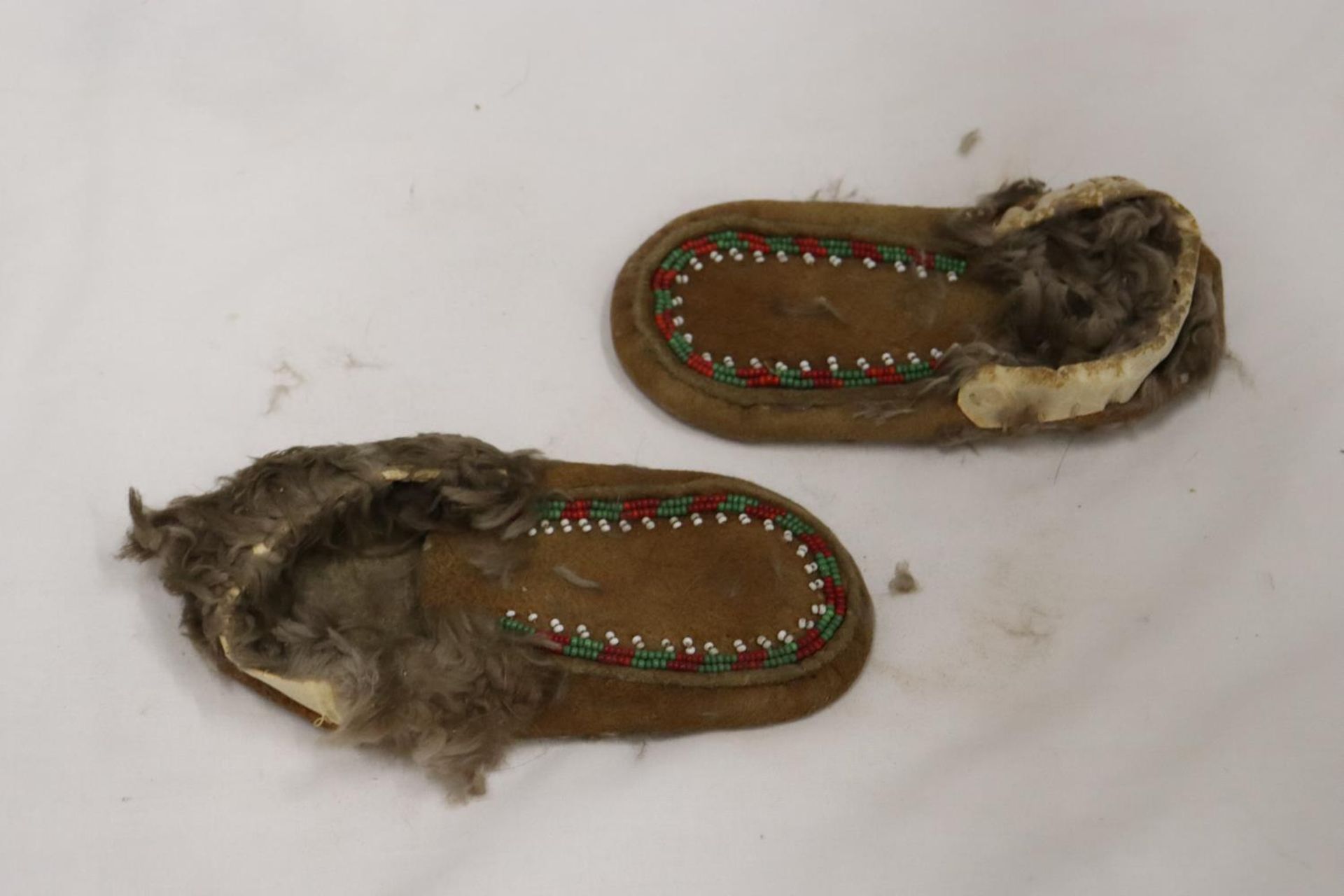 A PAIR OF SMALL CHILD'S NORTH AMERICAN MOCCASSINS WITH BEAD WORK TO THE FRONT - Image 4 of 4
