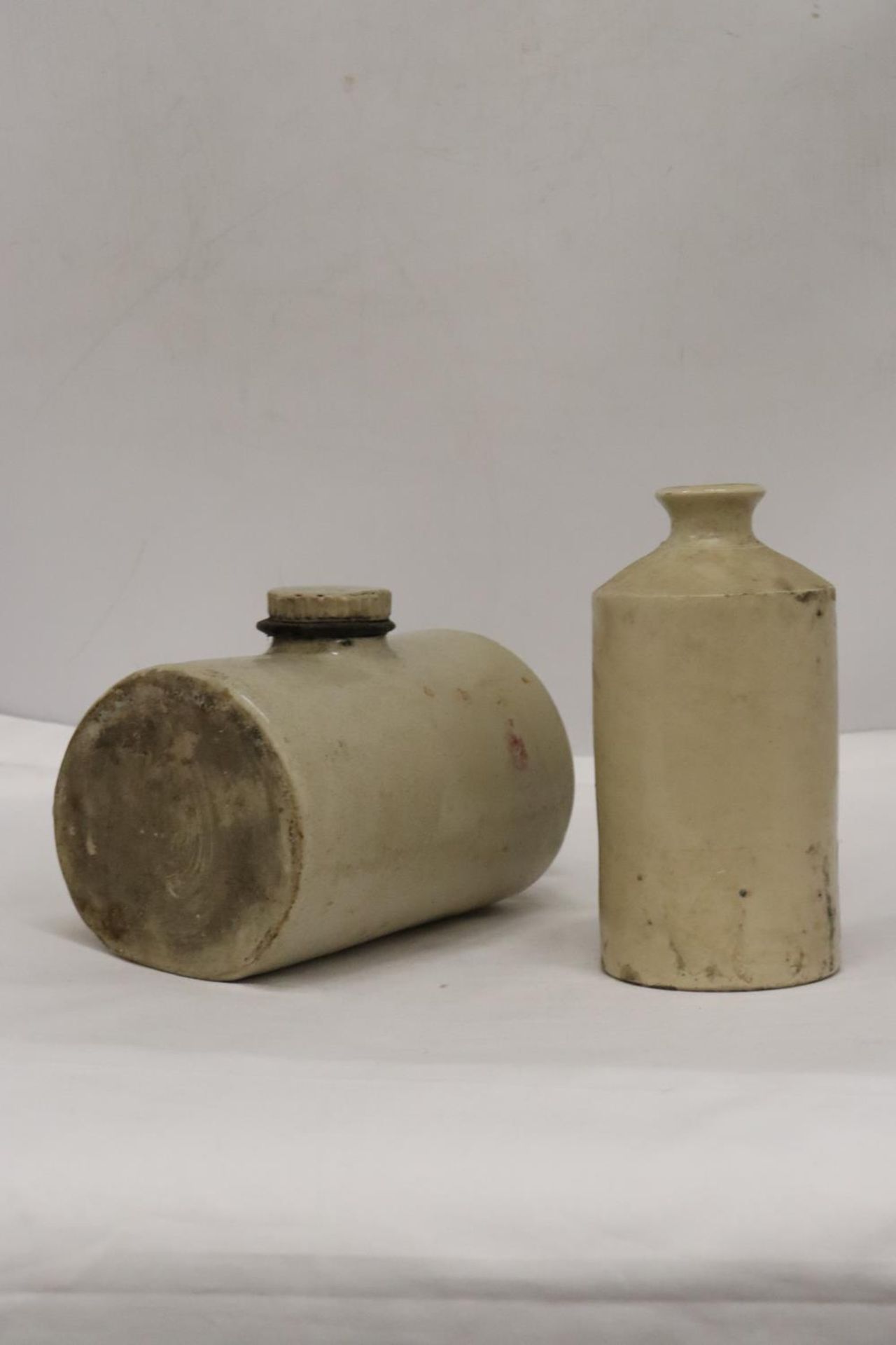 AN ANTIQUE STONEWARE LARGE INK BOTTLE TOGETHER WITH A STONE BED WARMER - Image 3 of 6