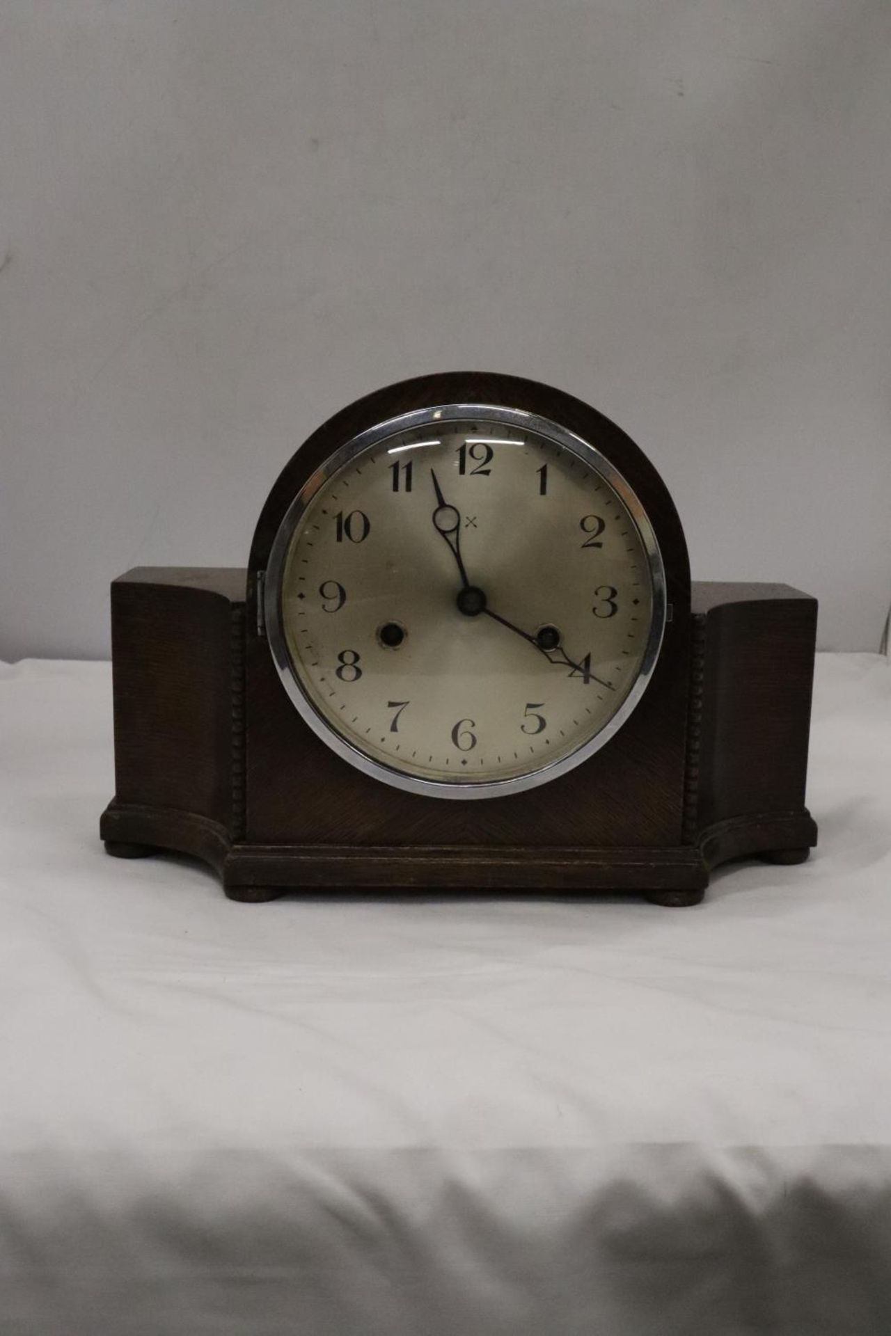 A VINTAGE GERMAN MANTLE CLOCK IN WORKING ORDER AT CATALOGUING, NO WARRANTY GIVEN