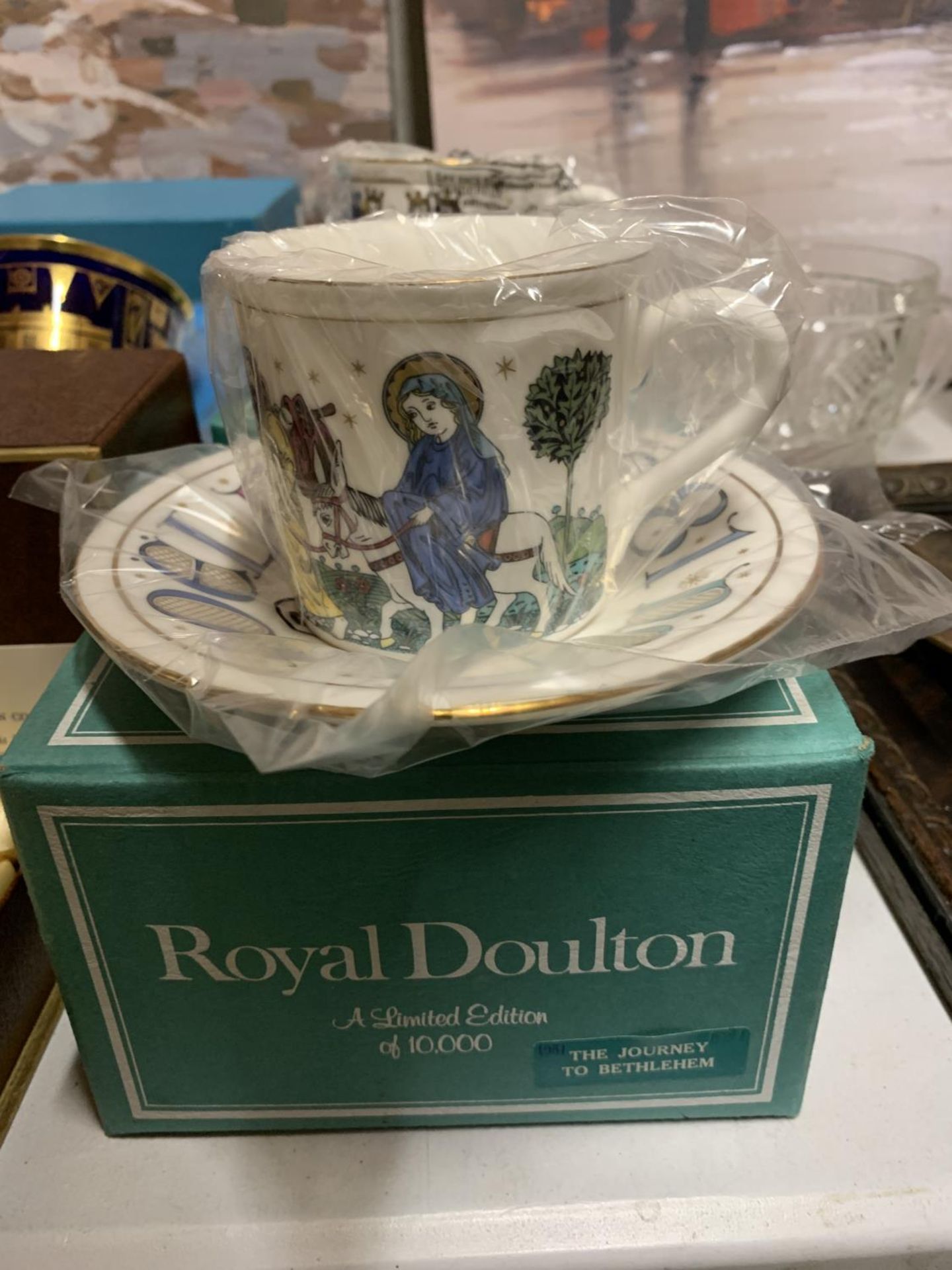 A QUANTITY OF BOXED CHINA AND CERAMICS TO INCLUDE ROYAL DOULTON CHRISTMAS CUPS AND SAUCERS, A - Image 2 of 6