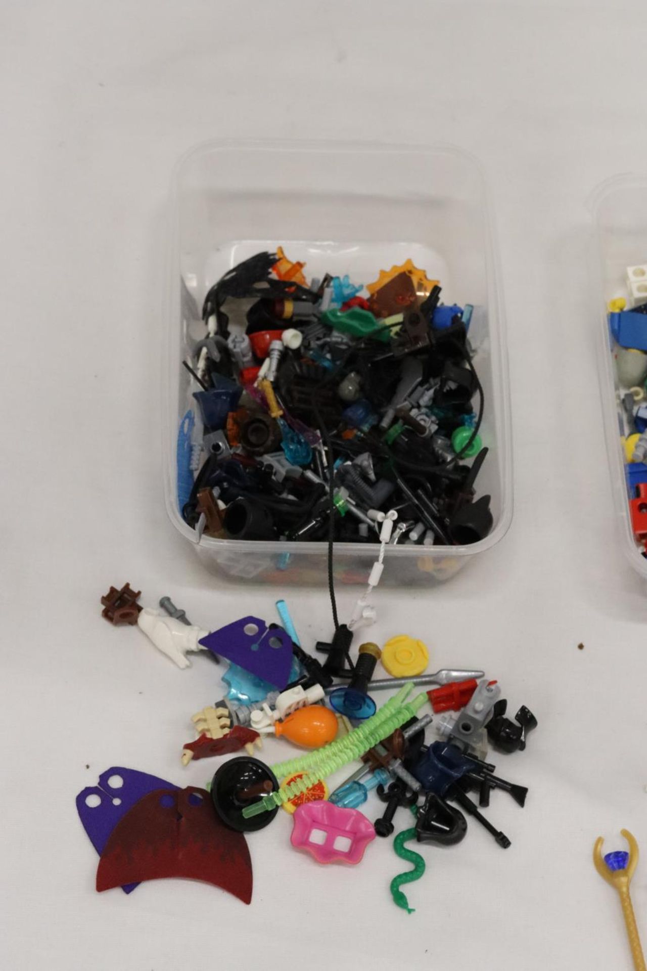 A QUANTITY OF LEGO FIGURES AND OTHER SPARES - Image 3 of 5