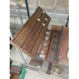 A VINTAGE WOODEN SNOOKER CUE STAND AND A SNOOKER SCORE BOARD