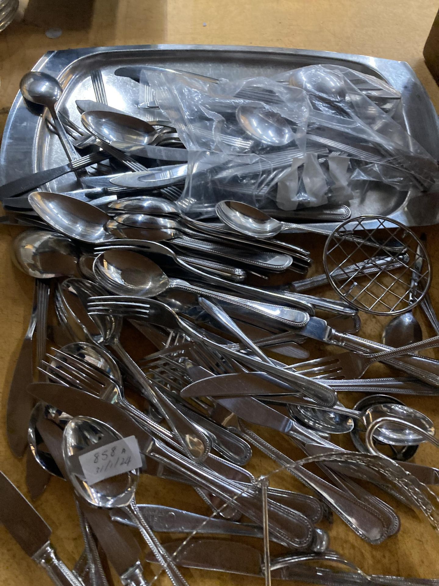 A LARGE QUANTITY OF FLATWARE - Bild 3 aus 3