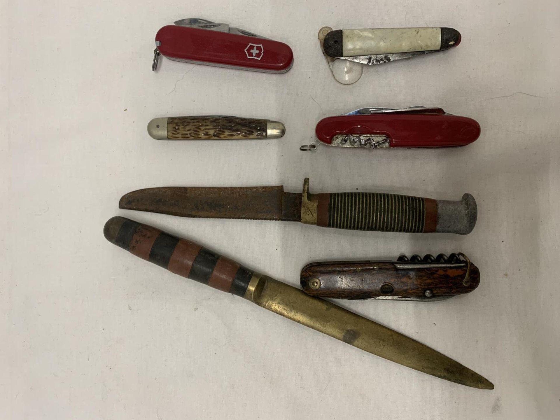 A COLLECTION OF VINTAGE KNIVES TO INCLUDE 5 PEN KNIVES - Image 2 of 2