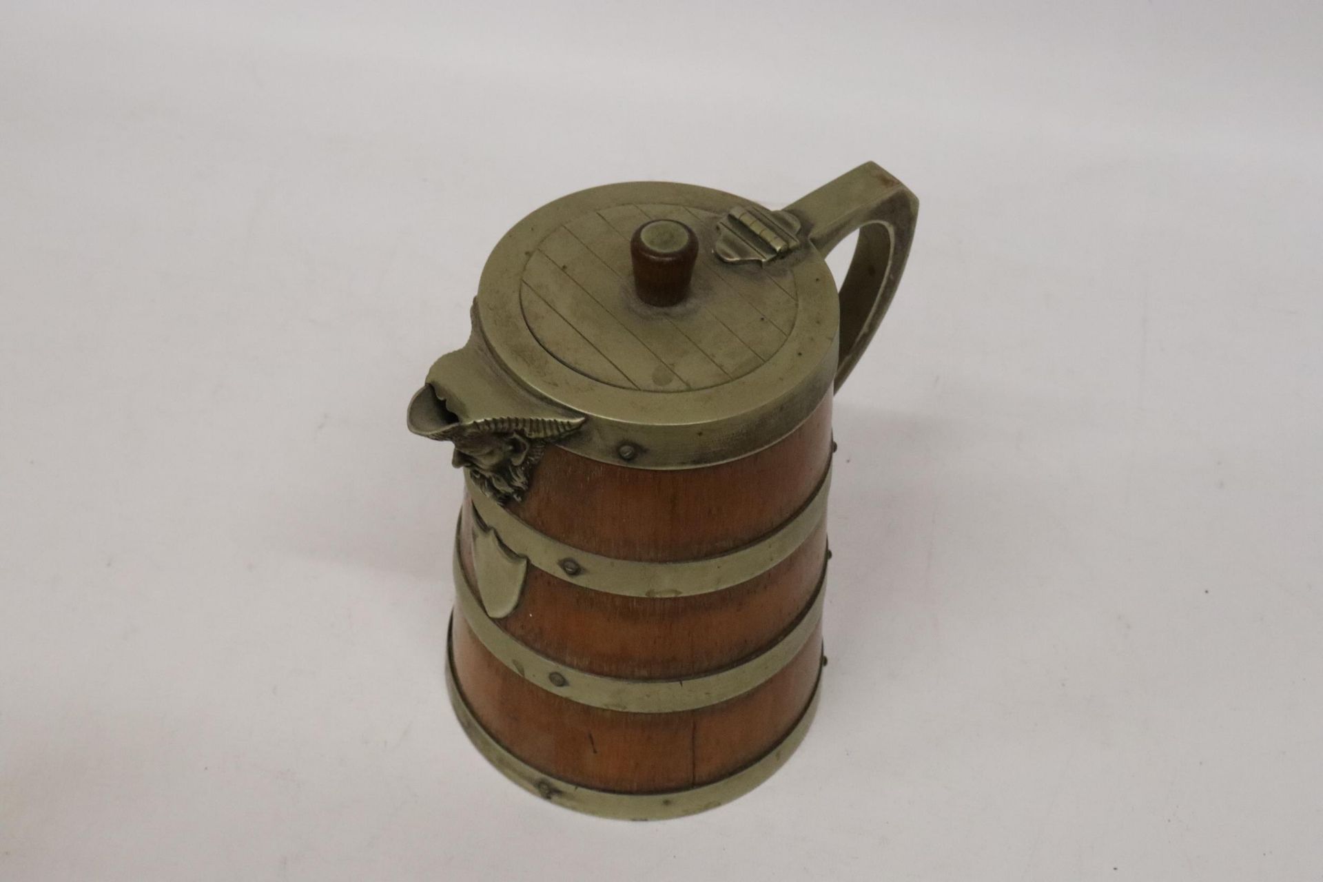 AN OAK AND SILVER PLATED BANDED ICE WATER JUG - 23CM (H) - Image 8 of 8