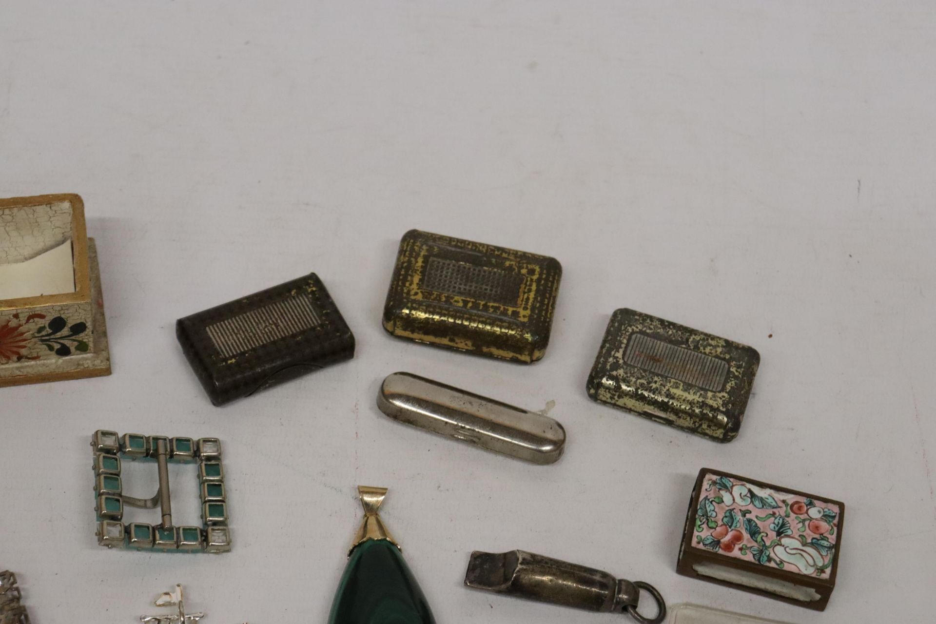 A YELLOW METAL MOUNTED MALACHITE PENDANT, ENAMEL BUCKLES AND OTHER ASSORTED ITEMS - Image 6 of 7