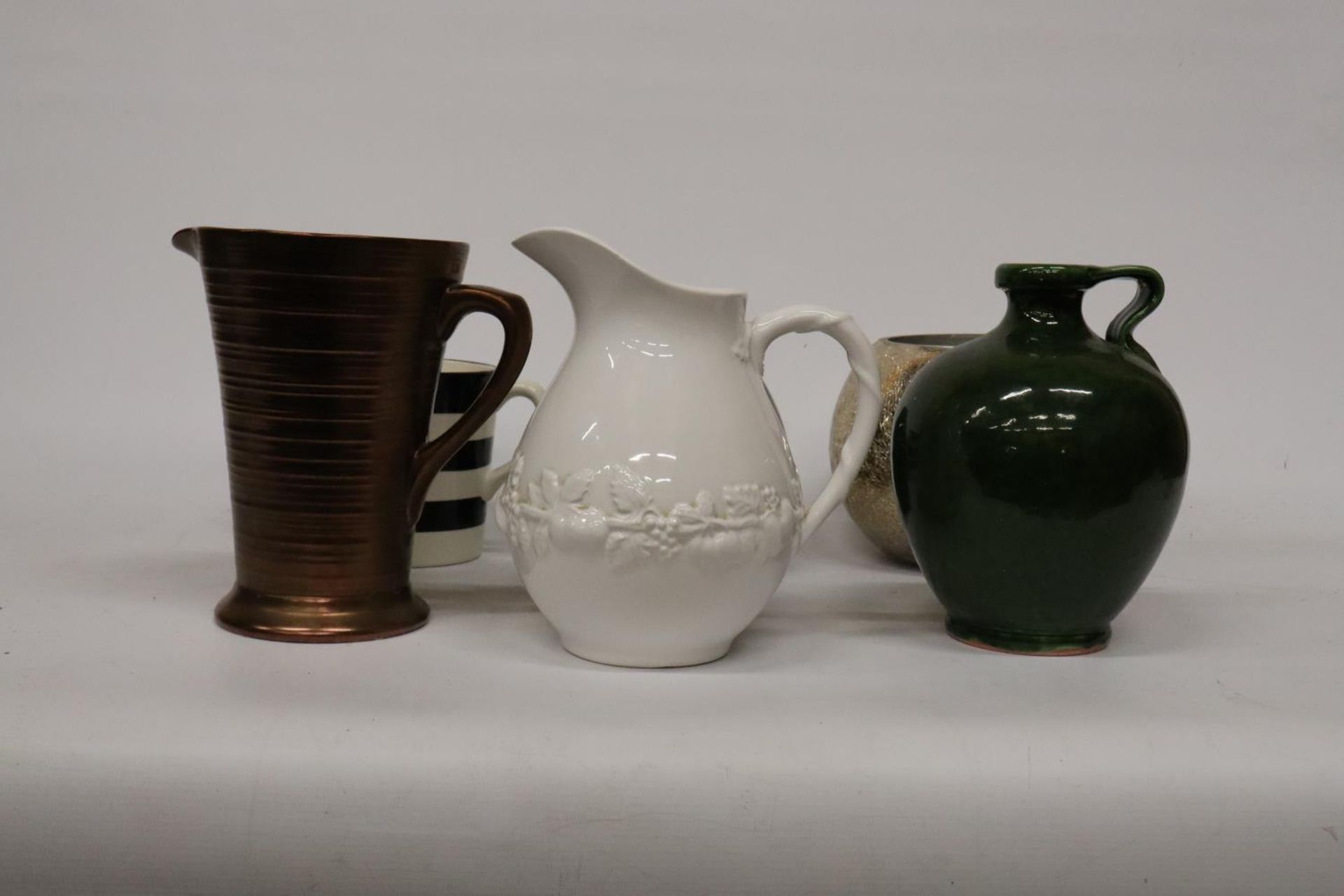 A QUATITY OF LARGE CERAMICS TO INCLUDE JUGS AND VASES - Image 3 of 4