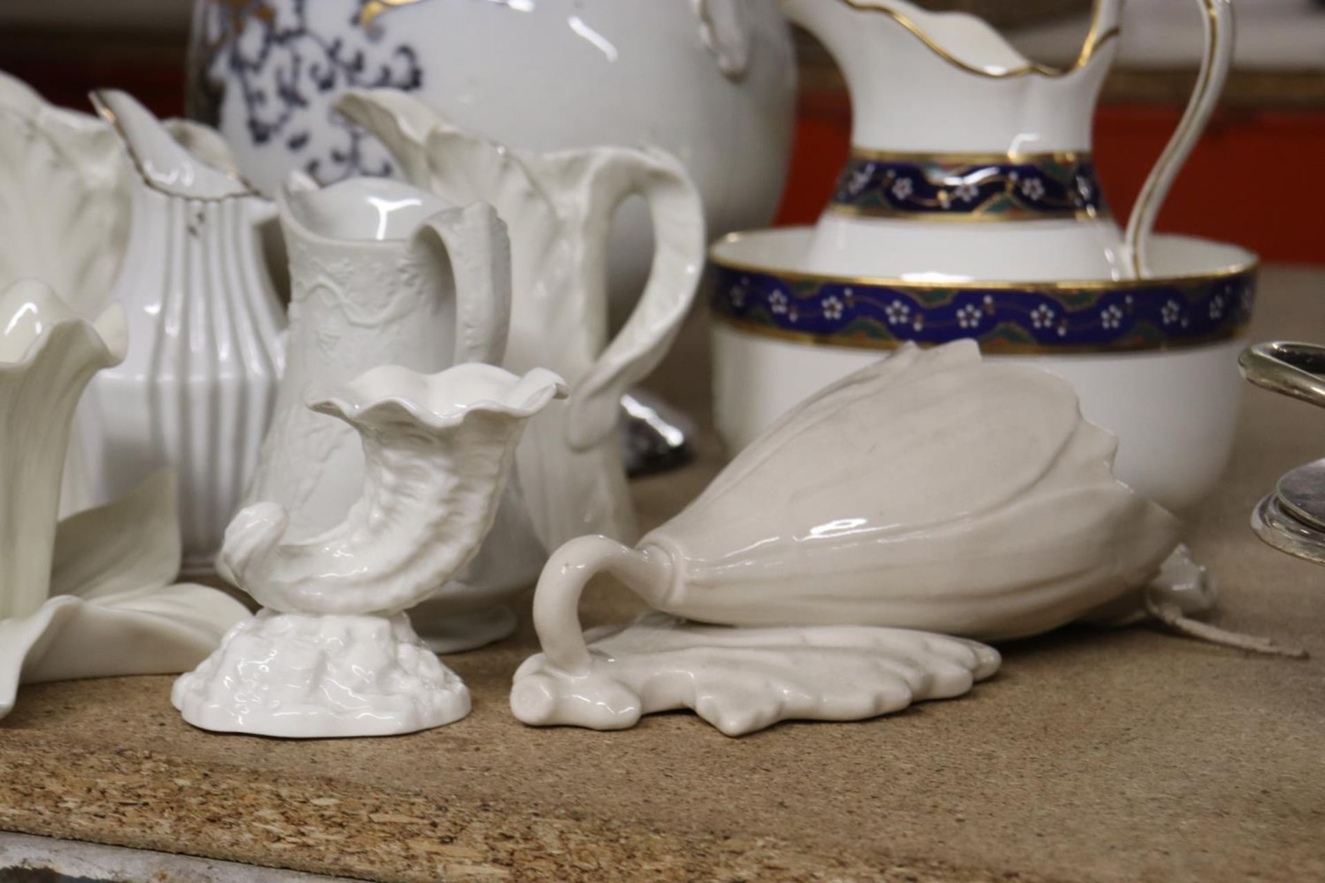 A QUANTITY OF CERAMICS TO INCLUDE PORTMERION, SLOP BOWL AND CREAMER, ROYAL WORCESTER, CREAMWARE - Image 2 of 6