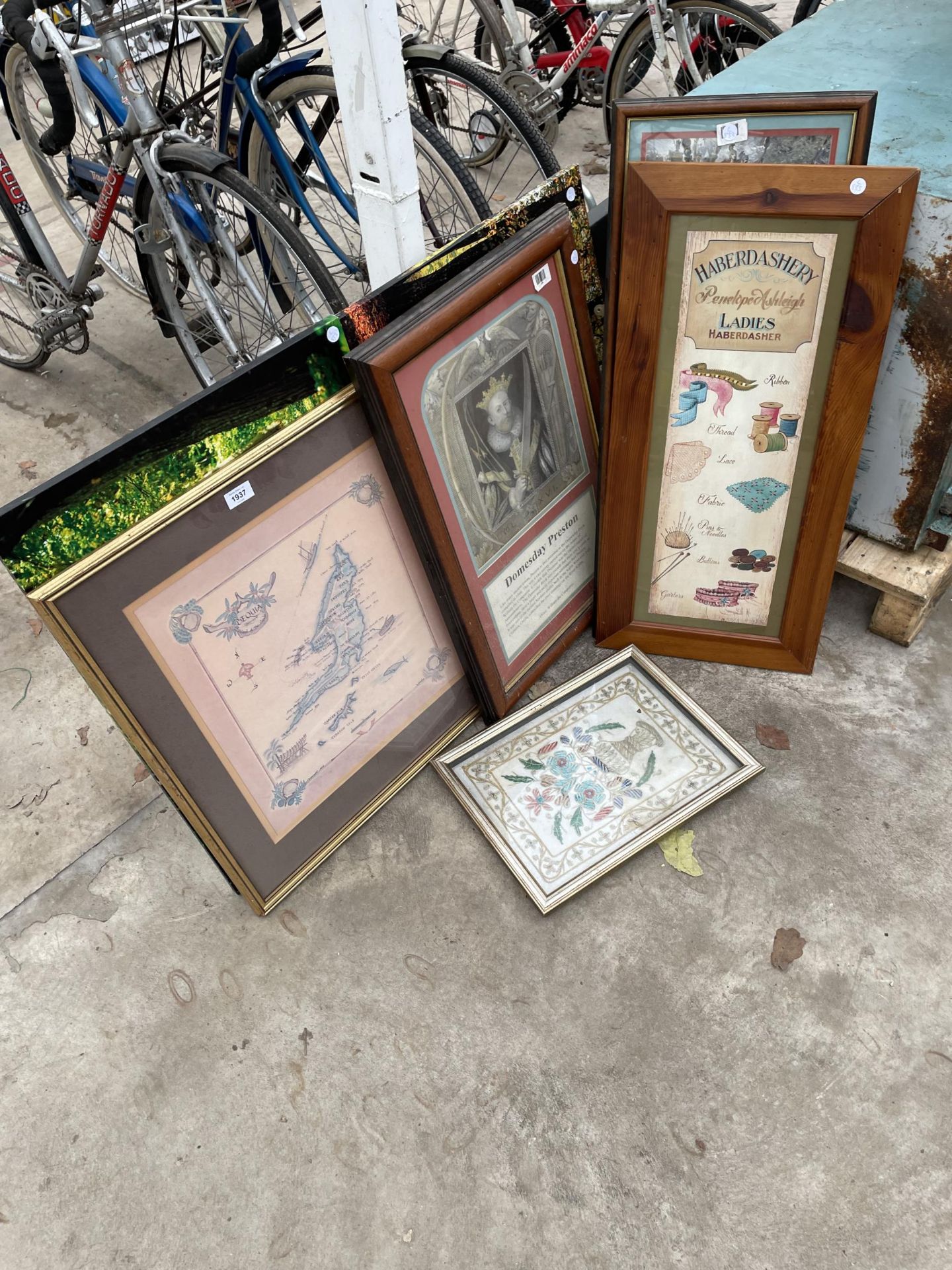 AN ASSORTMENT OF FRAMED PRINTS AND PICTURES