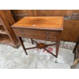 AN EDWARDIAN MAHOGNAY AND INLAID TWO DRAWER CUTLERY CANTEEN ON TAPERING LEGS WITH SPADE FEET 30"