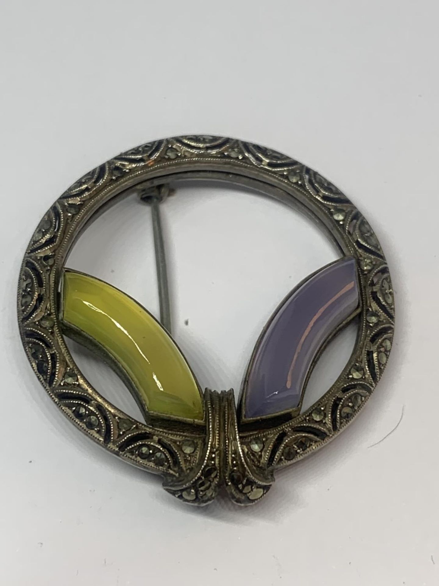 THREE ITEMS OF CELTIC JEWELLERY TO INCLUDE TWO BROOCHES AND A PENDANT - Image 3 of 4