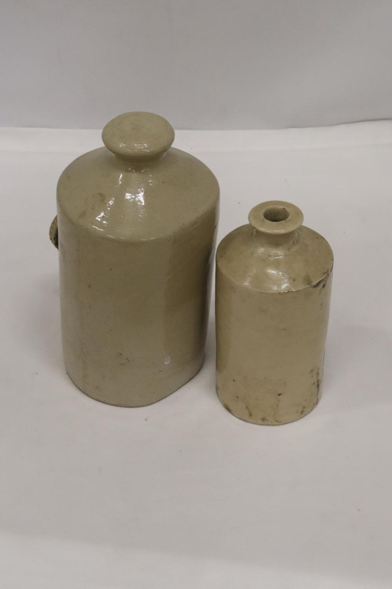 AN ANTIQUE STONEWARE LARGE INK BOTTLE TOGETHER WITH A STONE BED WARMER - Image 6 of 6