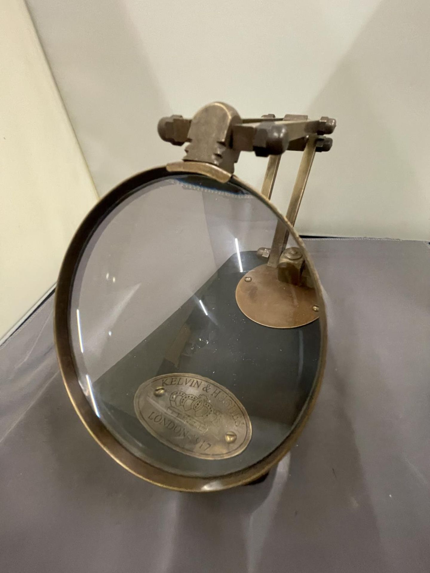 A BRASS MAGNIFYING GLASS ON A WOODEN BASE - Image 2 of 6