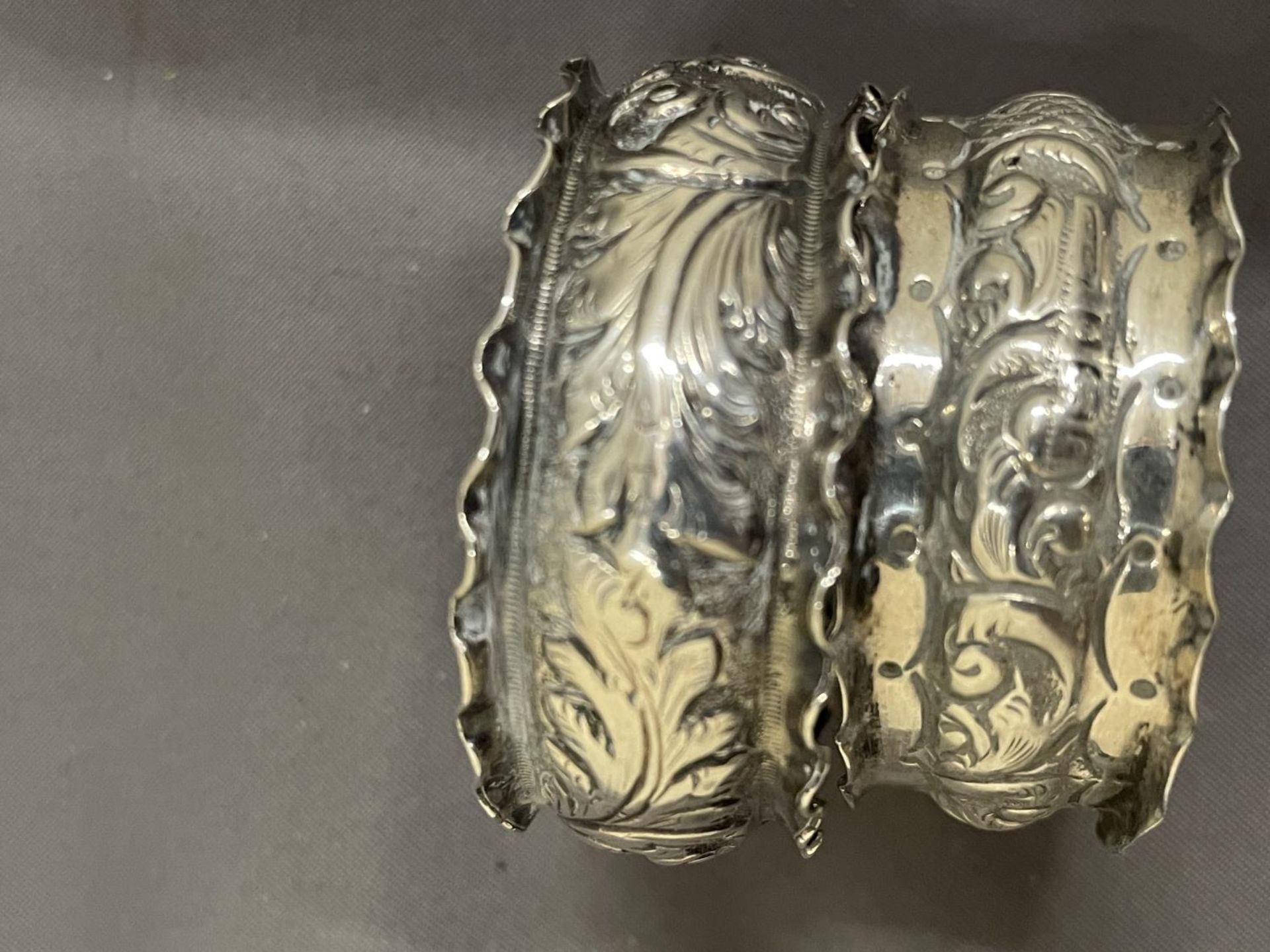 FIVE VARIOUS ITEMS OF MARKED SILVER TO INCLUDE NAPKIN RINGS AND A WEIGHTED CANDLESTICK (A/F) GROSS - Image 7 of 16