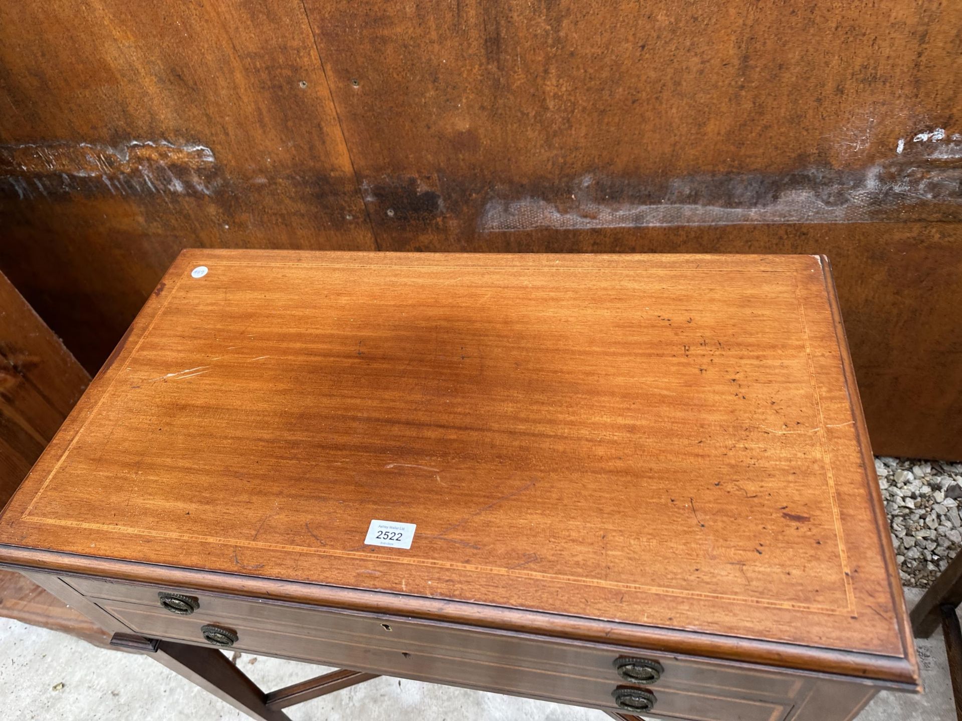 AN EDWARDIAN MAHOGNAY AND INLAID TWO DRAWER CUTLERY CANTEEN ON TAPERING LEGS WITH SPADE FEET 30" - Image 2 of 5