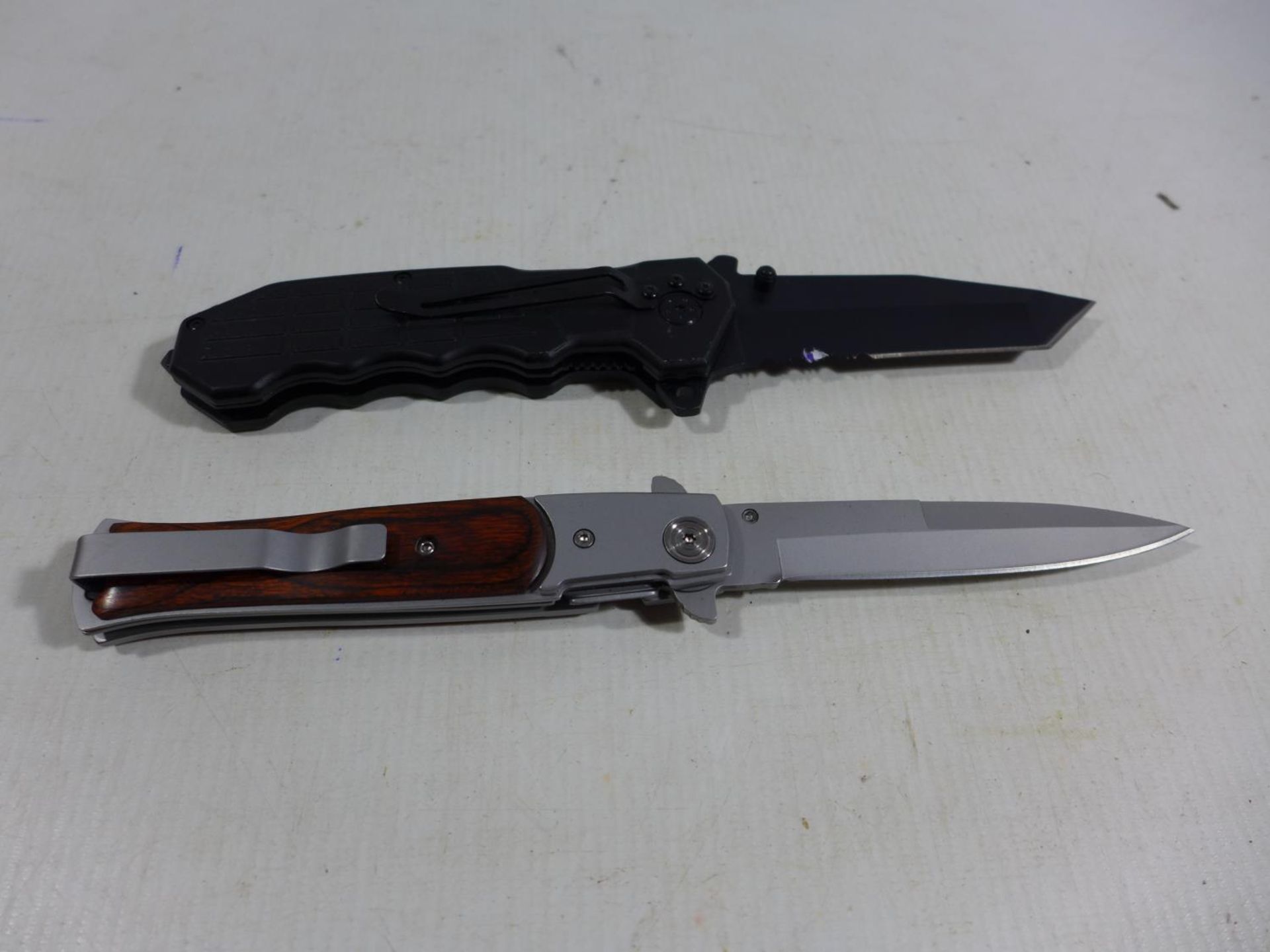 TWO FOLDING KNIVES TO INCLUDE A KOMBAT TACTICAL, 10CM BLADES - Image 2 of 3