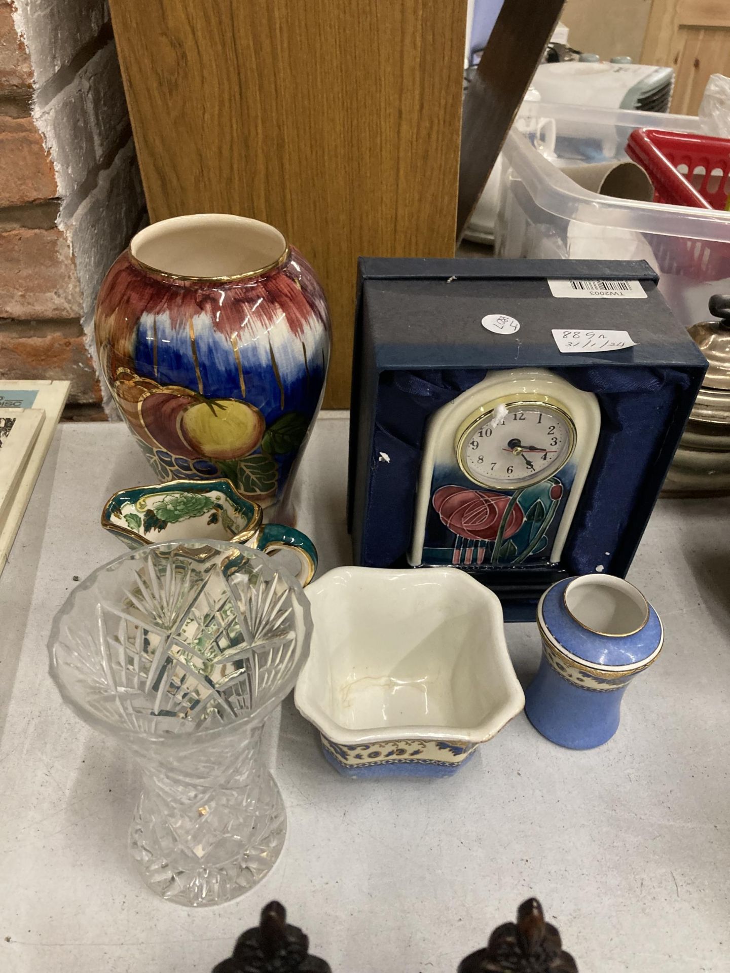 VARIOUS ITEMS TO INCLUDE A BOXED TUPTONWARE CLOCK, MASONS JUG, GLASS VASE, MING ETC