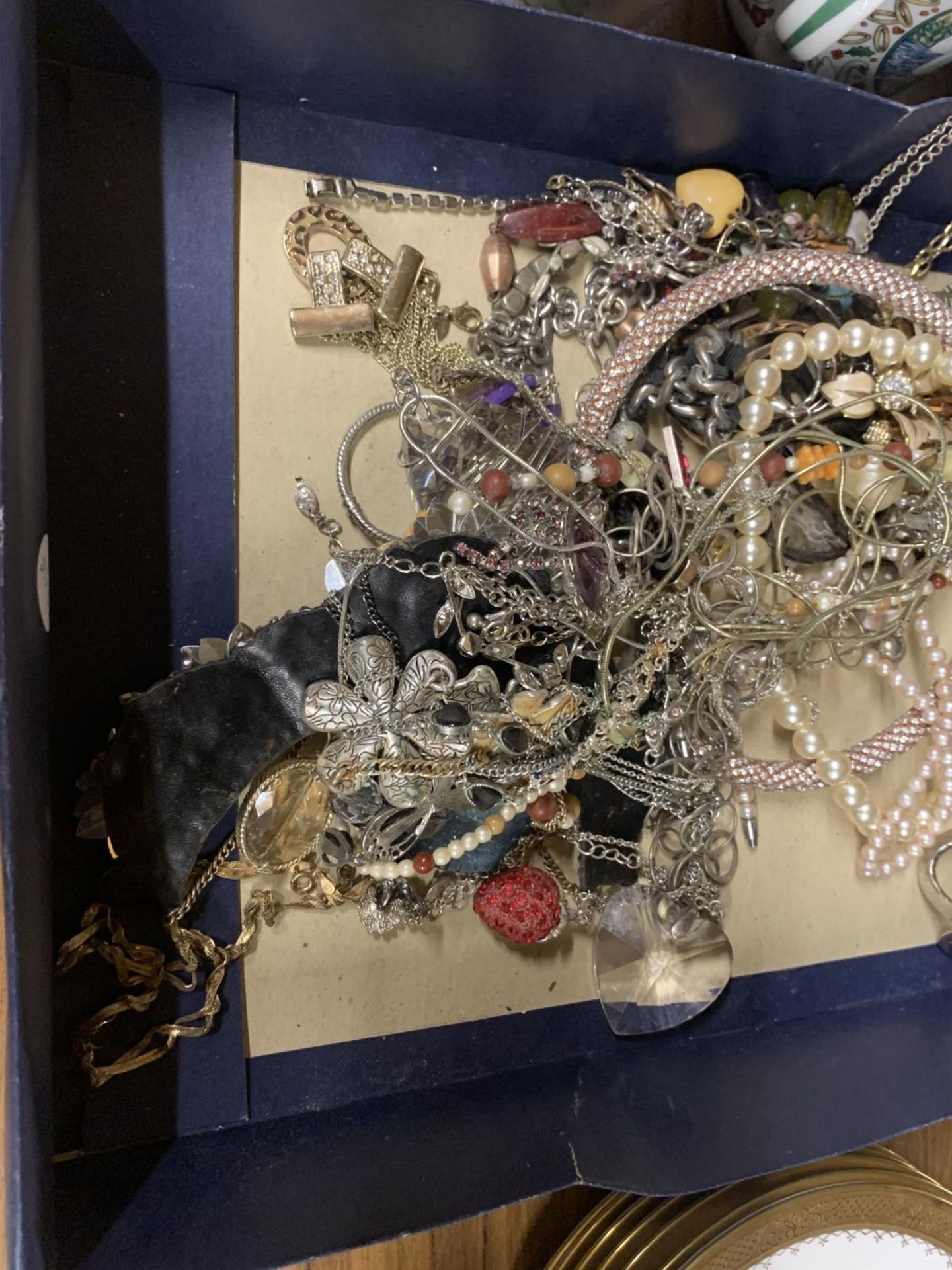 A QUANTITY OF COSTUME JEWELLERY TO INCLUDE NECKLACES, CHAINS, BANGLES, ETC - Image 2 of 3