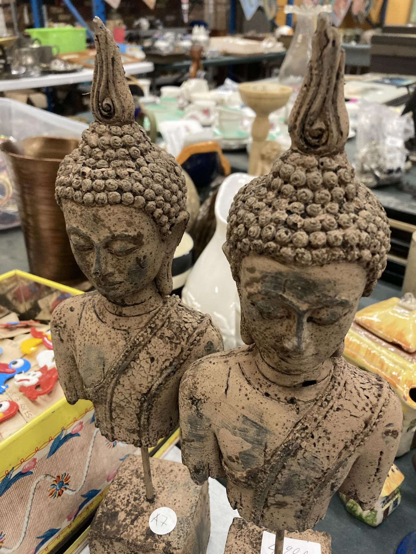 A PAIR OF STONE BUDDAH HEADS ON PLINTHS - Image 2 of 3