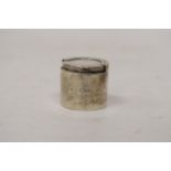 A HALLMARKED SILVER SOVEREIGN/POUND HOLDER