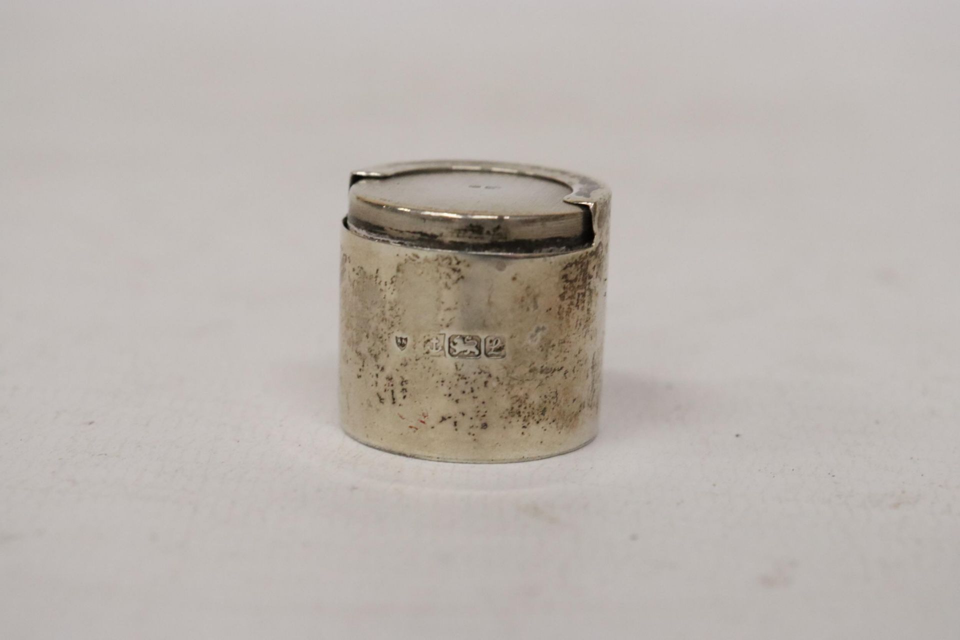 A HALLMARKED SILVER SOVEREIGN/POUND HOLDER