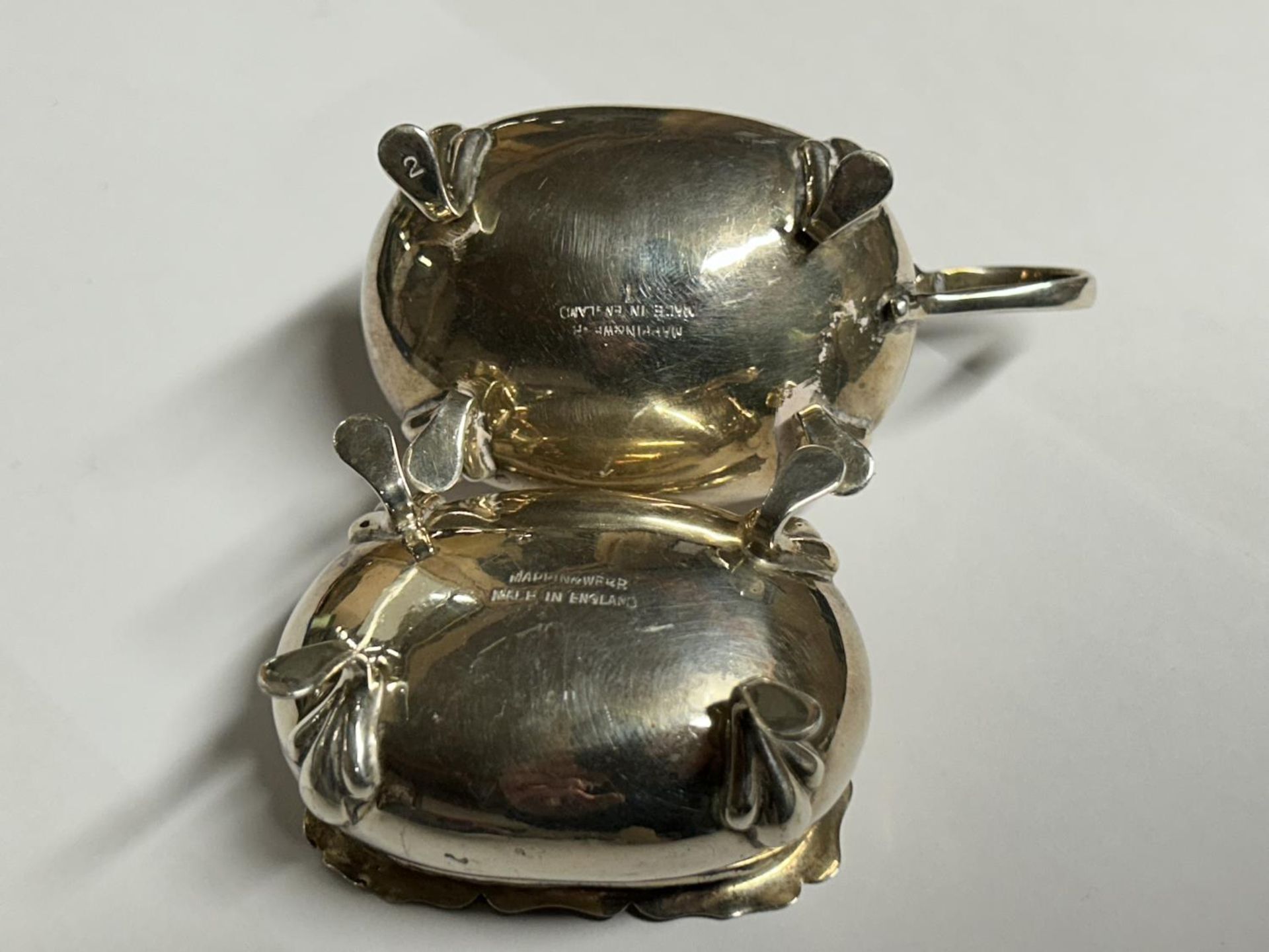 A PAIR OF MAPPIN & WEBB HALLMARKED BIRMINGHAM SILVER SALTS, WEIGHT 63.79 GRAMS (NO GLASS LINER) - Image 4 of 4