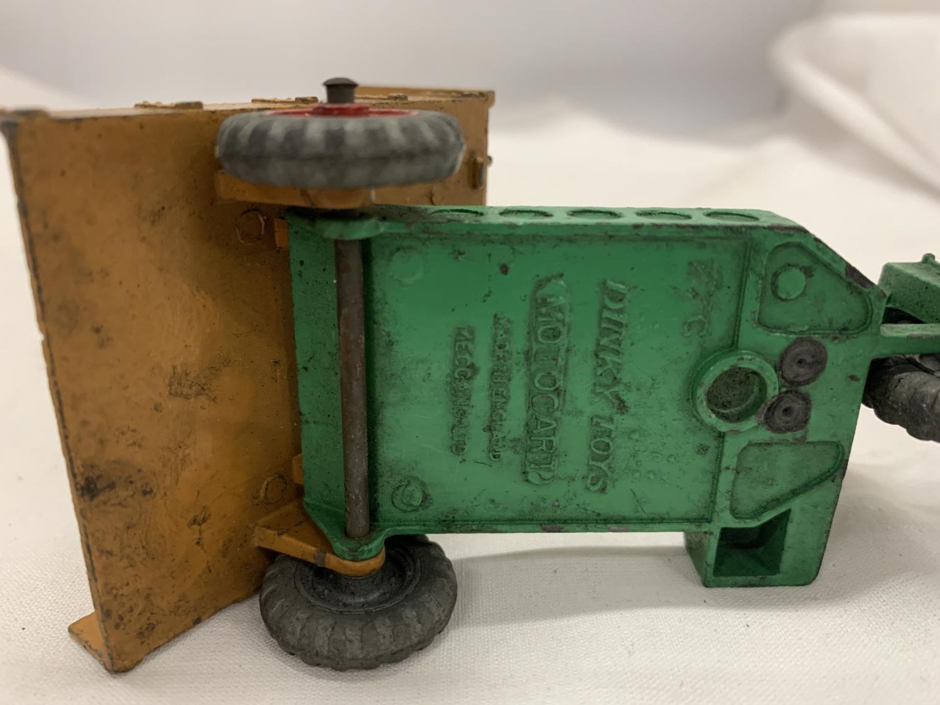 A VINTAGE DINKY TOYS MOTOCART - Bild 3 aus 3