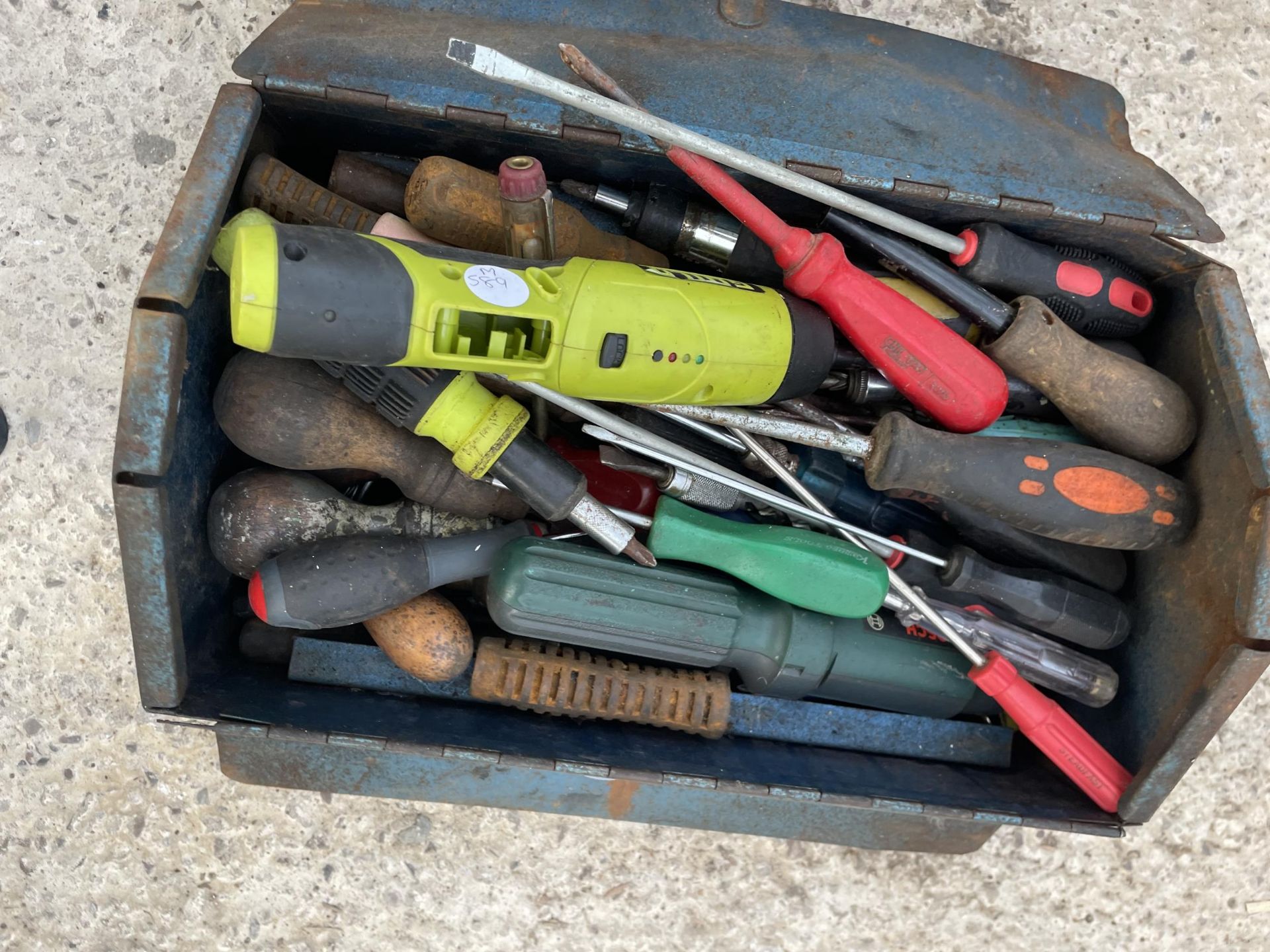A LARGE ASSORTMENT OF TOOLS TO INCLUDE SCREW DRIVERS, POT RIVOTERS AND ELECTRIC SCREW DRIVERS ETC - Image 2 of 3