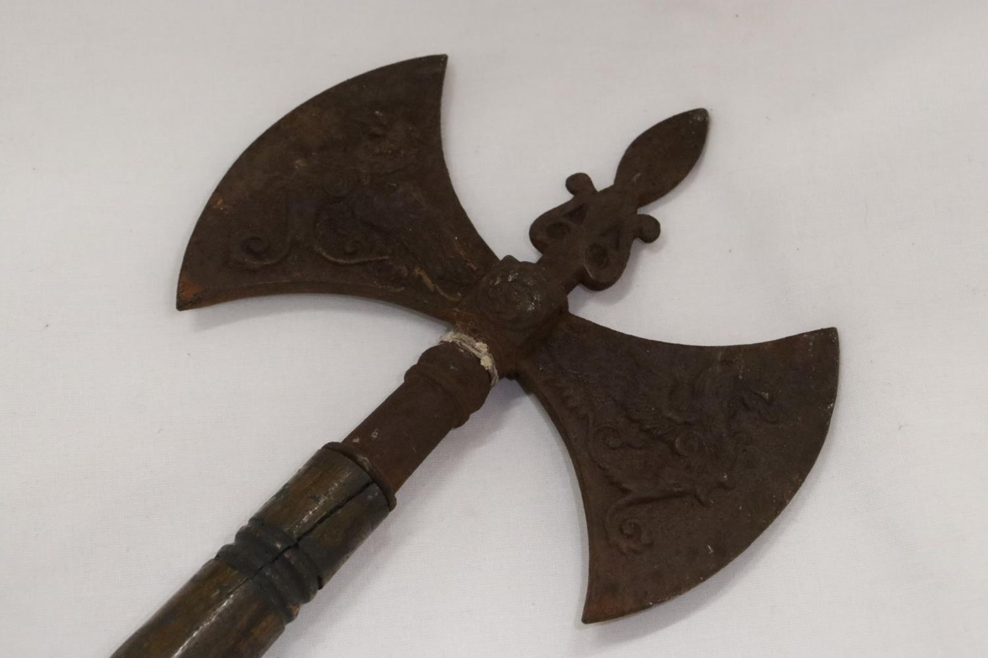 A VINTAGE DOUBLE HEADED GRYPHON AXE - Image 3 of 3