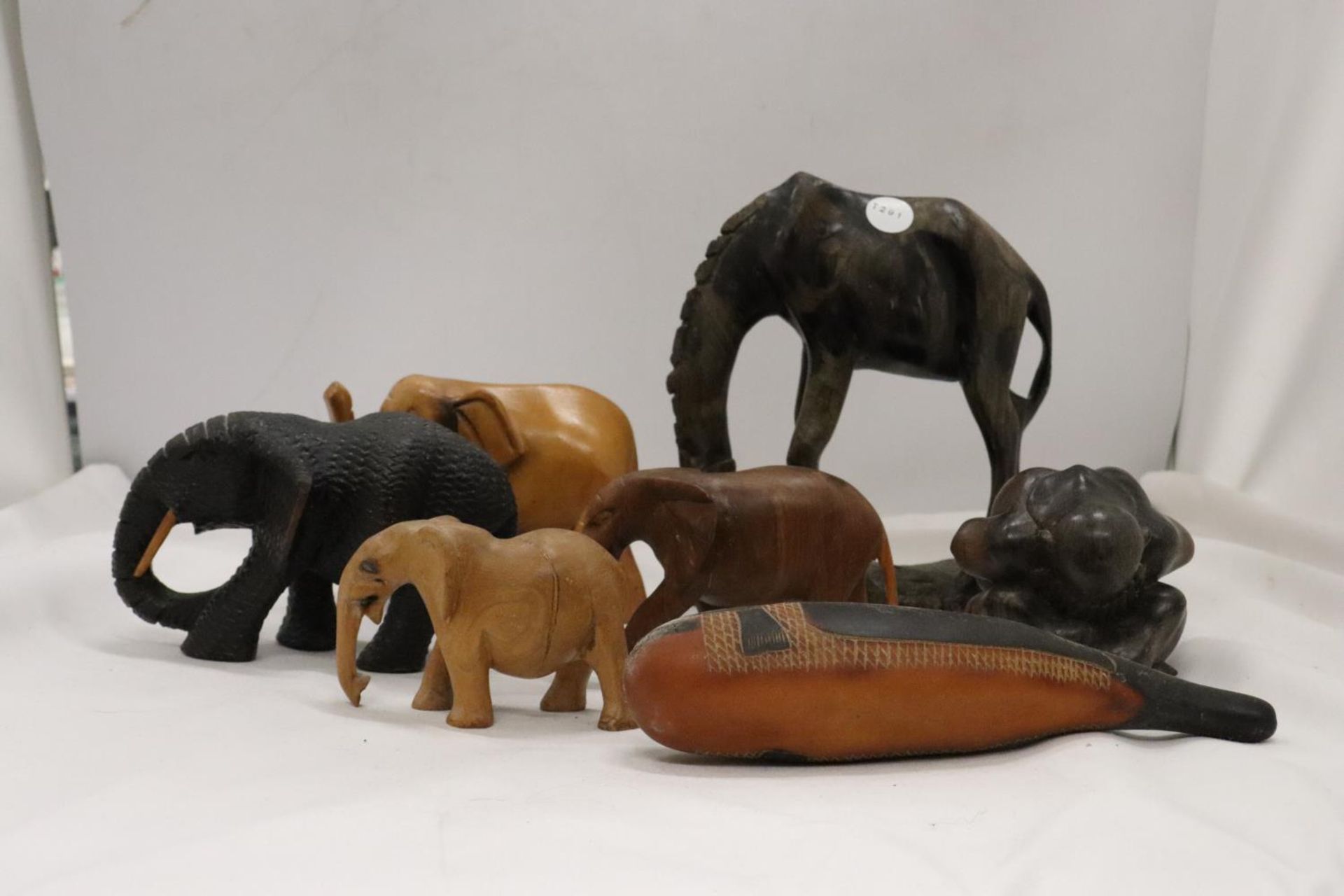 A QUANTITY OF WOODEN CARVED ANIMALS TO INCLUDE ELEPHANTS, A GIRAFFE, ETC - Bild 2 aus 7