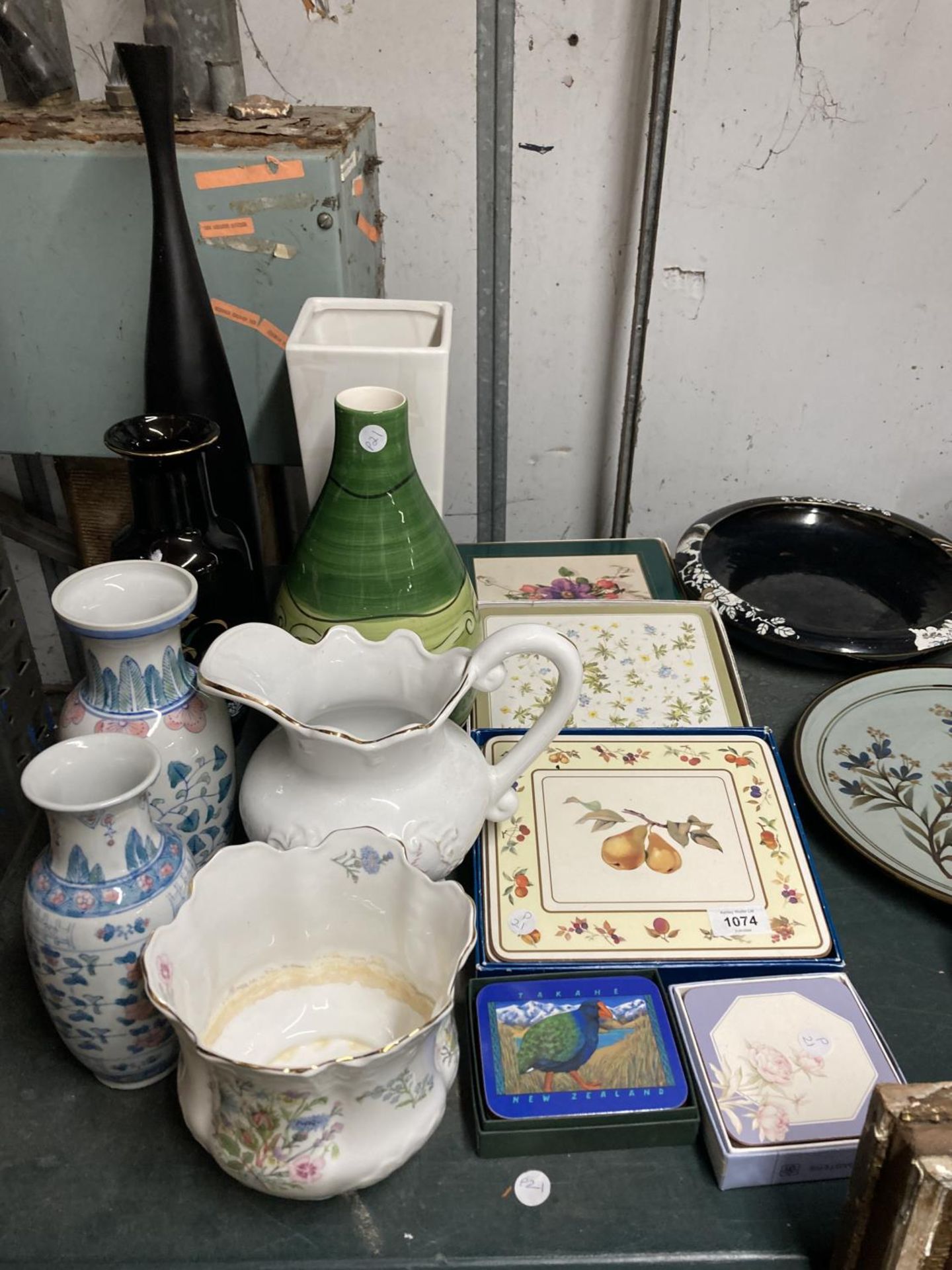 A QUANTITY OF CERAMICS AND PLACEMATS TO INCLUDE AN AYNSLEY WILD TUDOR PLANTER, ORIENTAL VASES, ETC.,