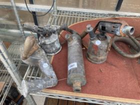 AN ASSORTMENT OF VINTAGE ITEMS TO INCLUDE TWO BLOW TORCHES AND A DRILL ETC