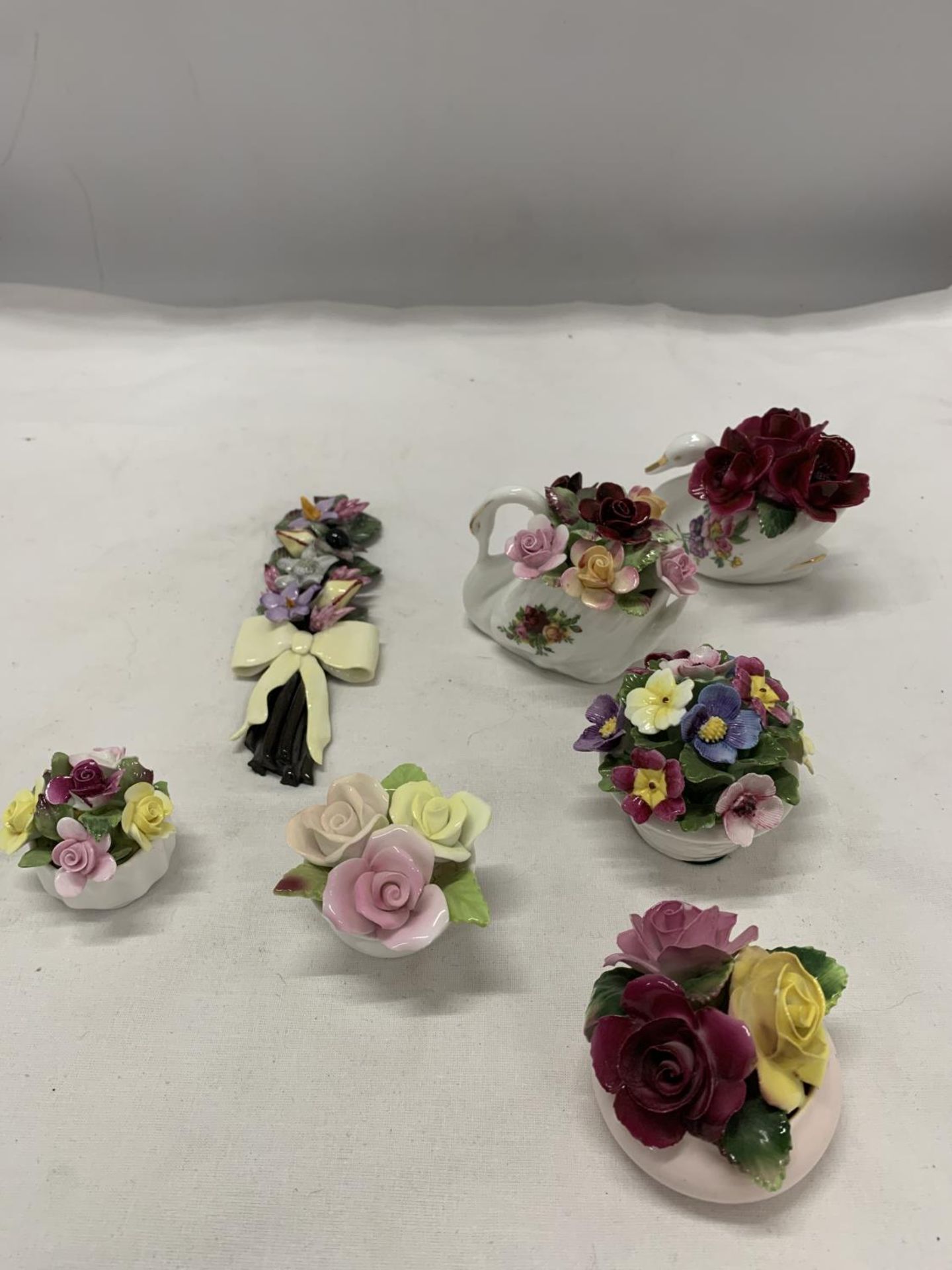 A COLLECTION OF CHINA POSIES TO INCLUDE ROYAL ALBERT 'OLD COUNTRY ROSES', COALPORT, ETC - Image 2 of 3