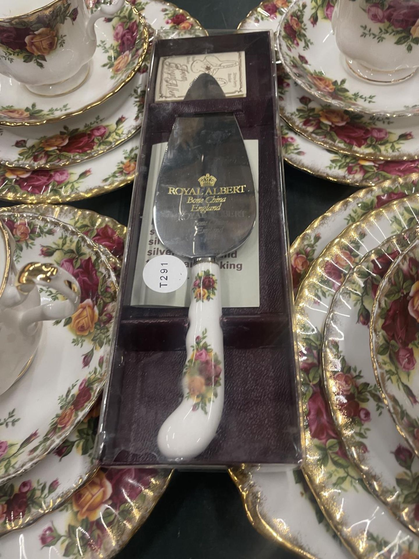 A QUANTITY OF ROYAL ALBERT 'OLD COOUNTRY ROSES' TO INCLUDE A SANDWICH PLATE, CUPS, SAUCERS, SIDE - Image 4 of 4