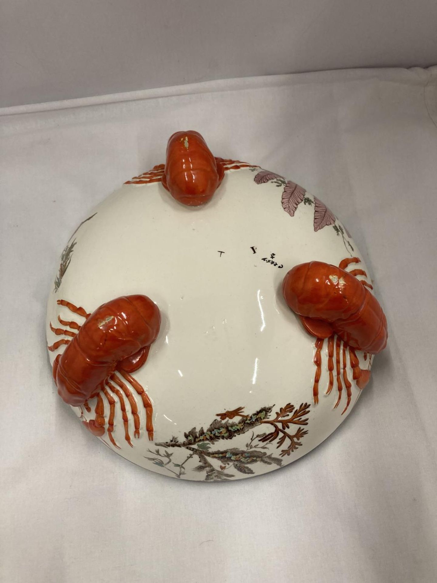A VICTORIAN WEDGWOOD MAJOLICA SALAD BOWL WITH LOBSTER FEET AND MATCHING SILVER PLATED SERVERS - Image 4 of 7