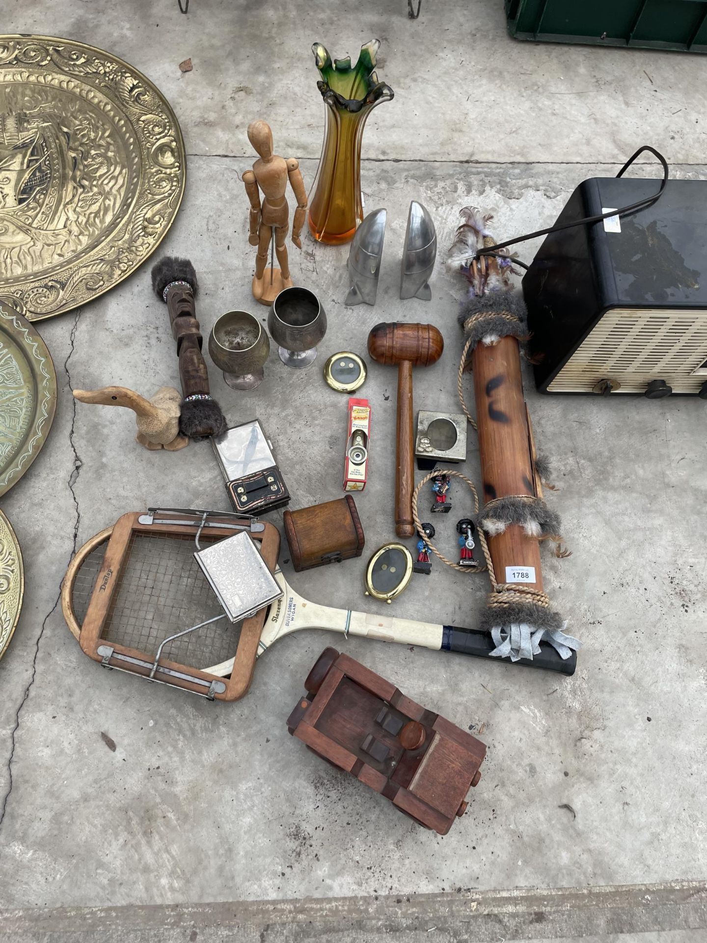 AN ASSORTMENT OF ITEMS TO INCLUDE A GAVEL, BOOK ENDS AND A TENNIS RACKET ETC