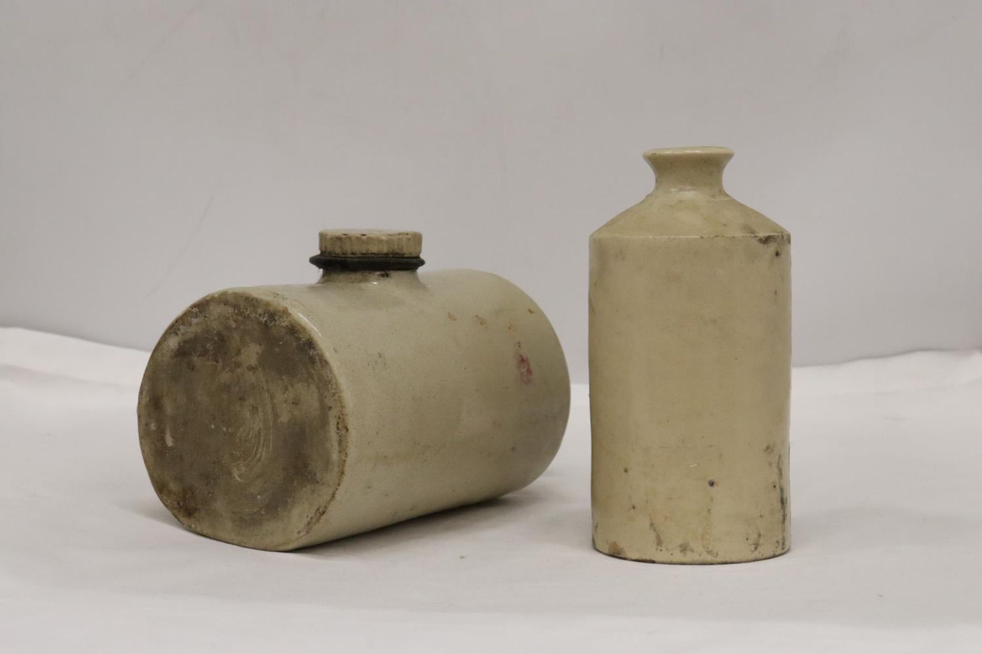 AN ANTIQUE STONEWARE LARGE INK BOTTLE TOGETHER WITH A STONE BED WARMER - Image 4 of 6
