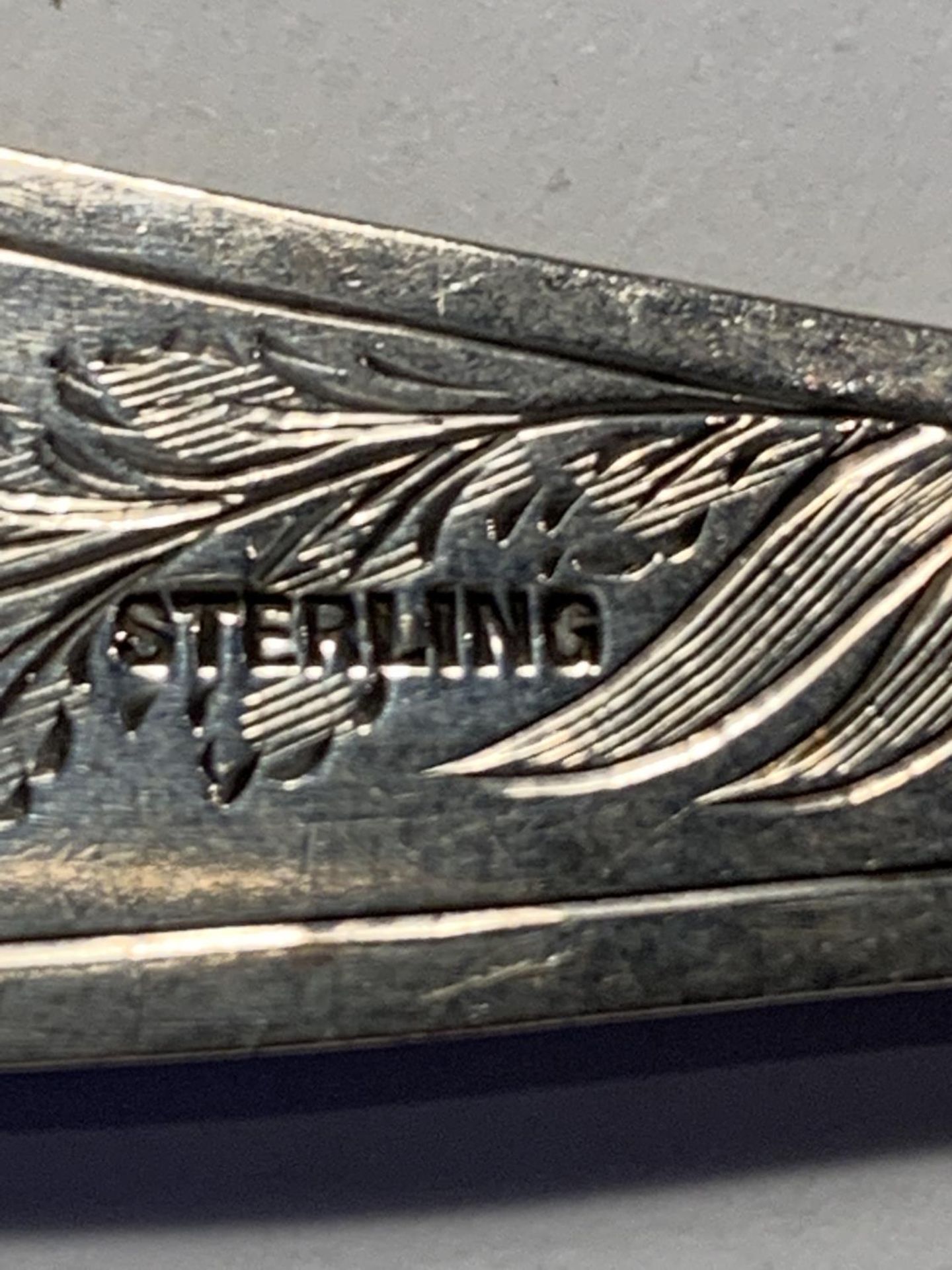 A HALLMARKED BIRMINGHAM SILVER BRUSH AND A MARKED STERLING BUTTER KNIFE - Image 3 of 5