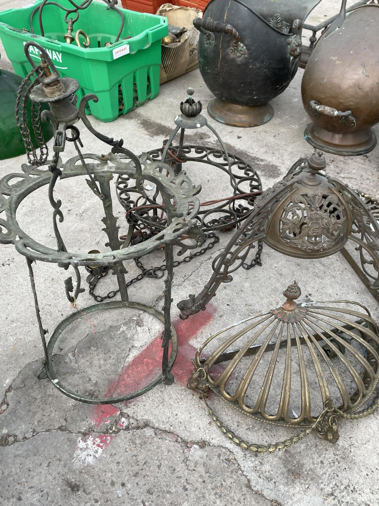 AN ASSORTMENT OF VINTAGE BRASS AND METAL LIGHT FITTINGS - Image 3 of 4