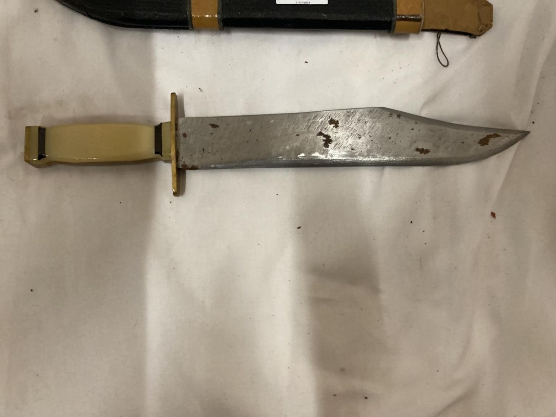 A BOWIE KNIFE AND SCABBARD WITH 28 CM BLADE - Image 2 of 4